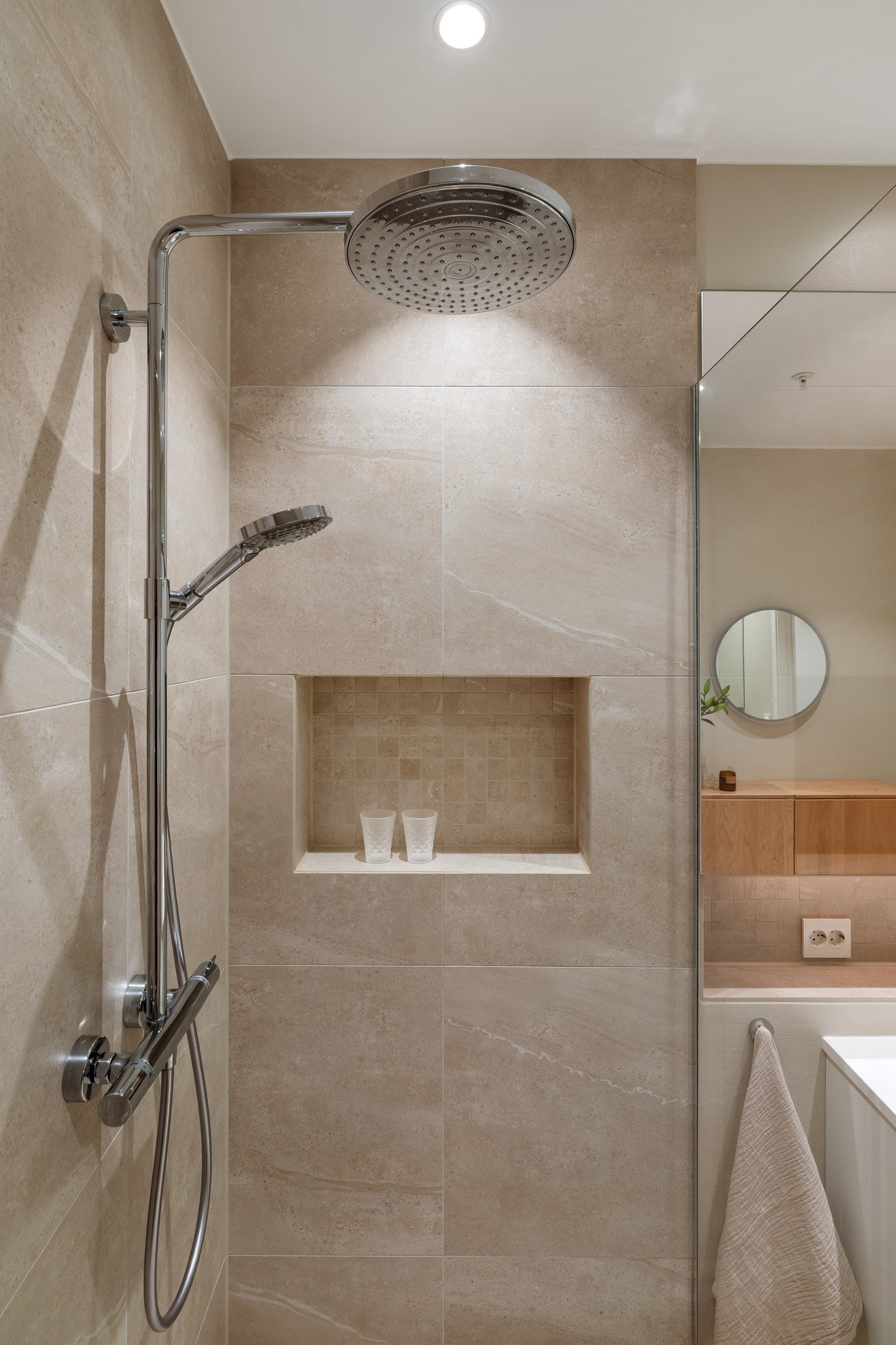 Dusjhjørnet har glassvegg, stor regnfallsdusj og hånddusj. Galleribilde