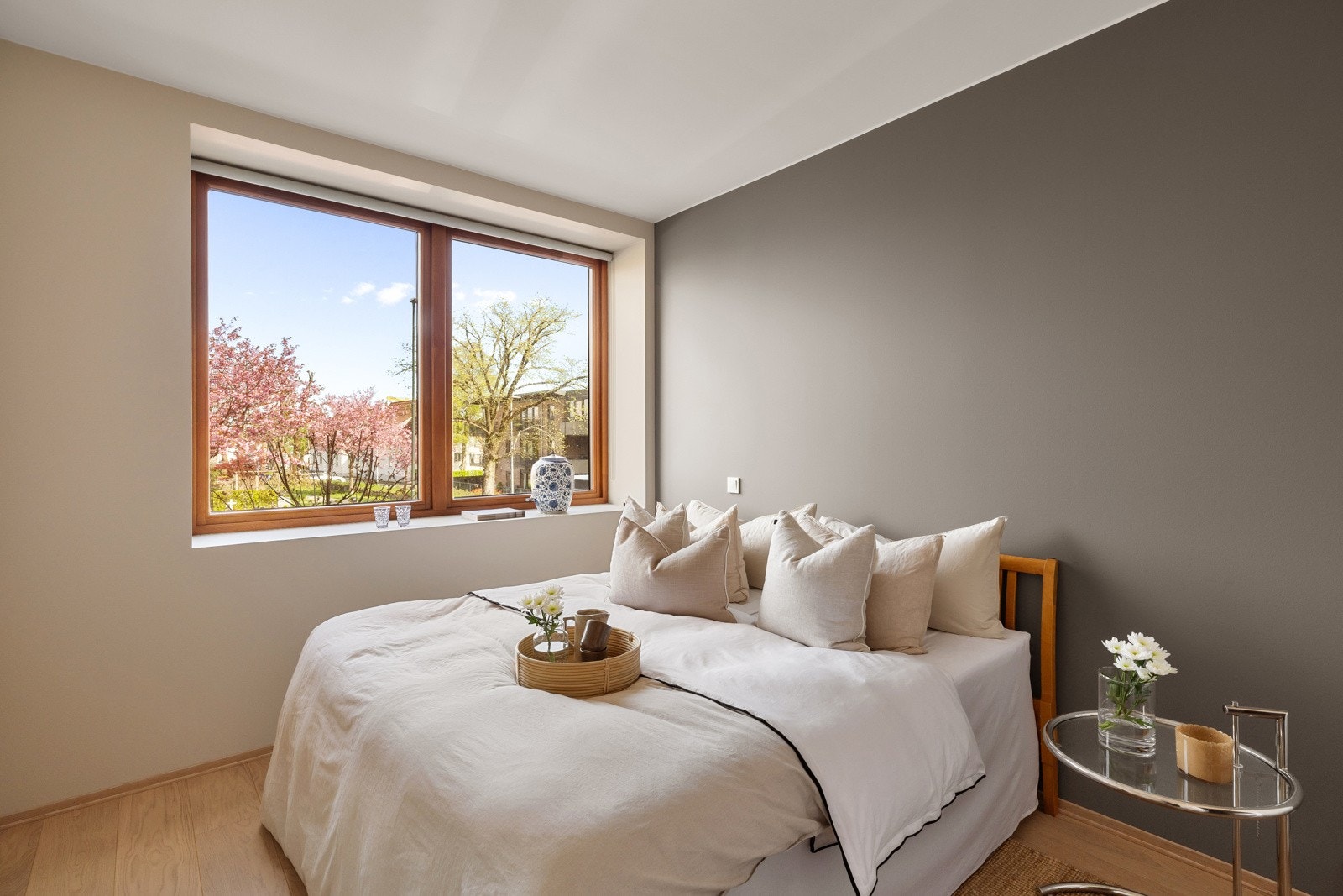 Soverommene har gode vindusflater med dyp, listefri karm, enstavs parkettgulv, listefri himling og glatte, malte veggflater. Galleribilde