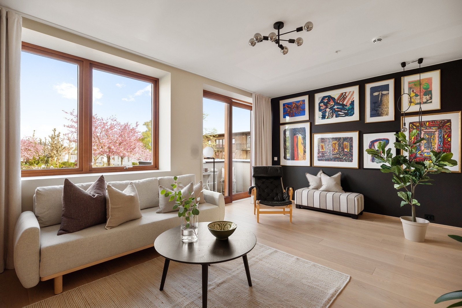 TV-stuen har dobbelfløyet glassdør med ramme av sort smijern. Galleribilde