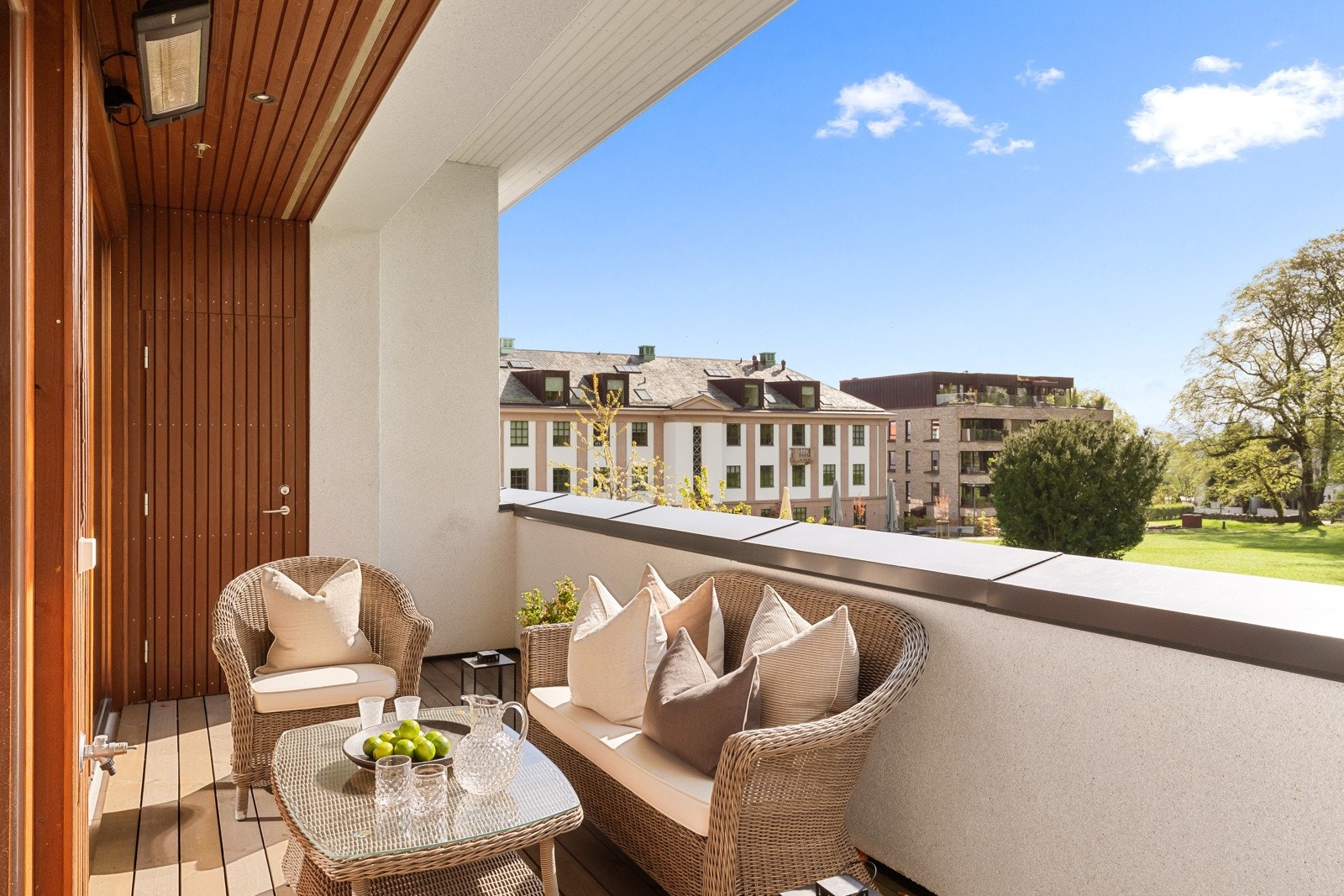 Balkongen er overbygd med tett rekkverk, dekke av terrassebord, samt downlights og terrassevarmer i overbygget. Galleribilde