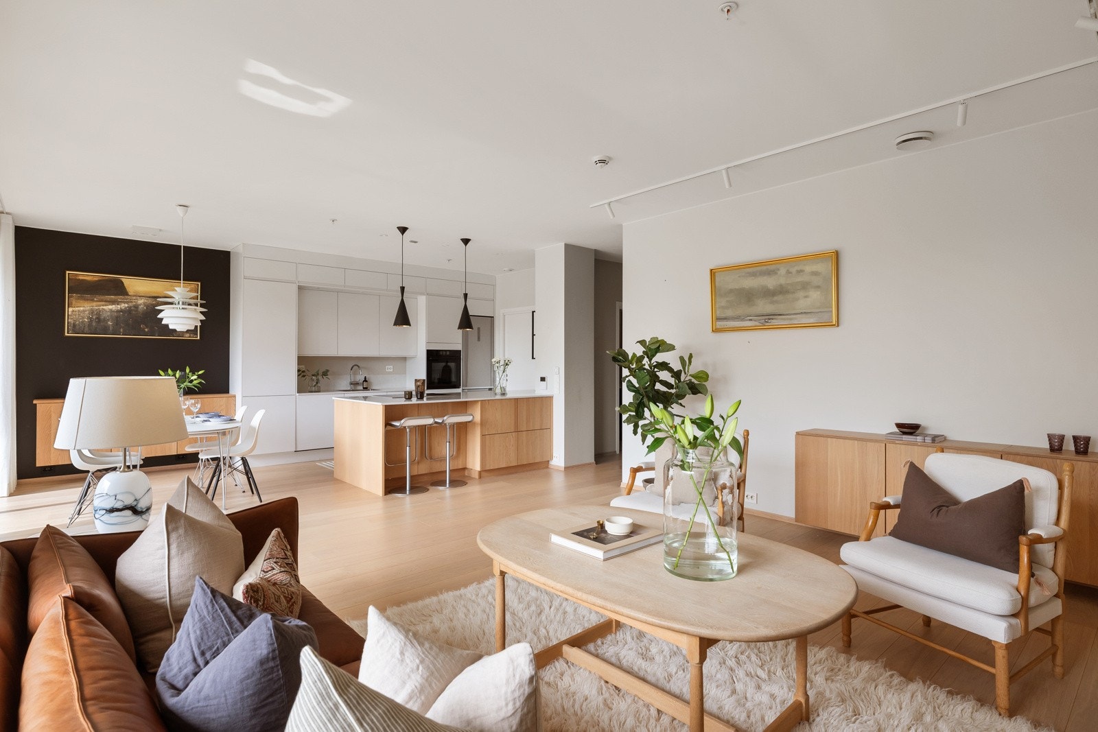 Stuen ligger i åpen løsning med kjøkkenet og lar seg enkelt møblere med både sofagruppe og spisebord. Galleribilde