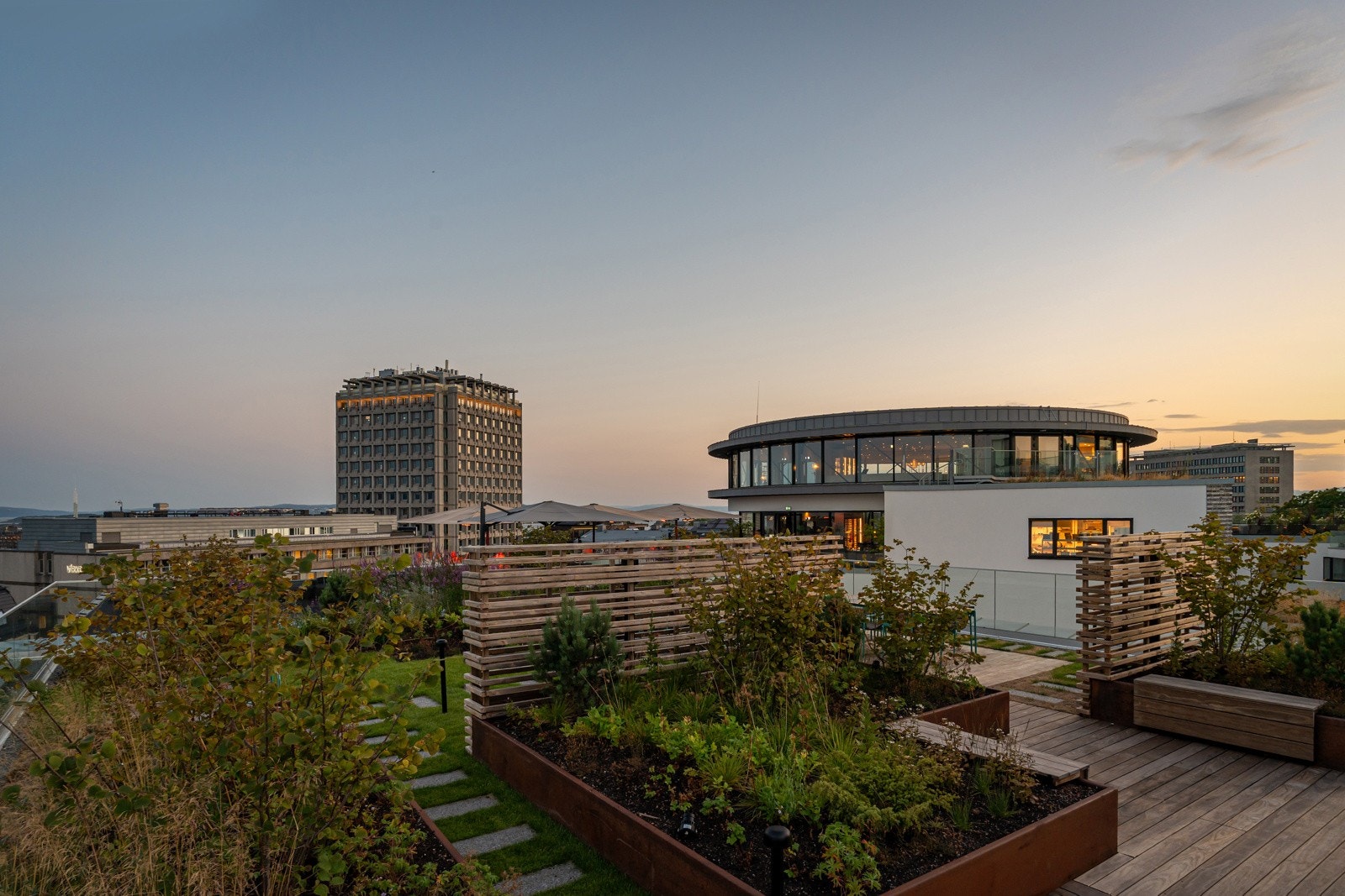 Den romslige og vakkert beplantede takterrassen er som skapt for sosiale sammenkomster med venner og familie, og har fantastisk utsikt. Galleribilde