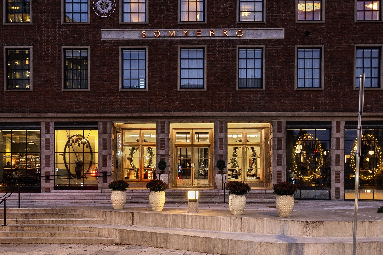 Takterrasser, restauranter og en lun sfære finnes på innsiden. Galleribilde