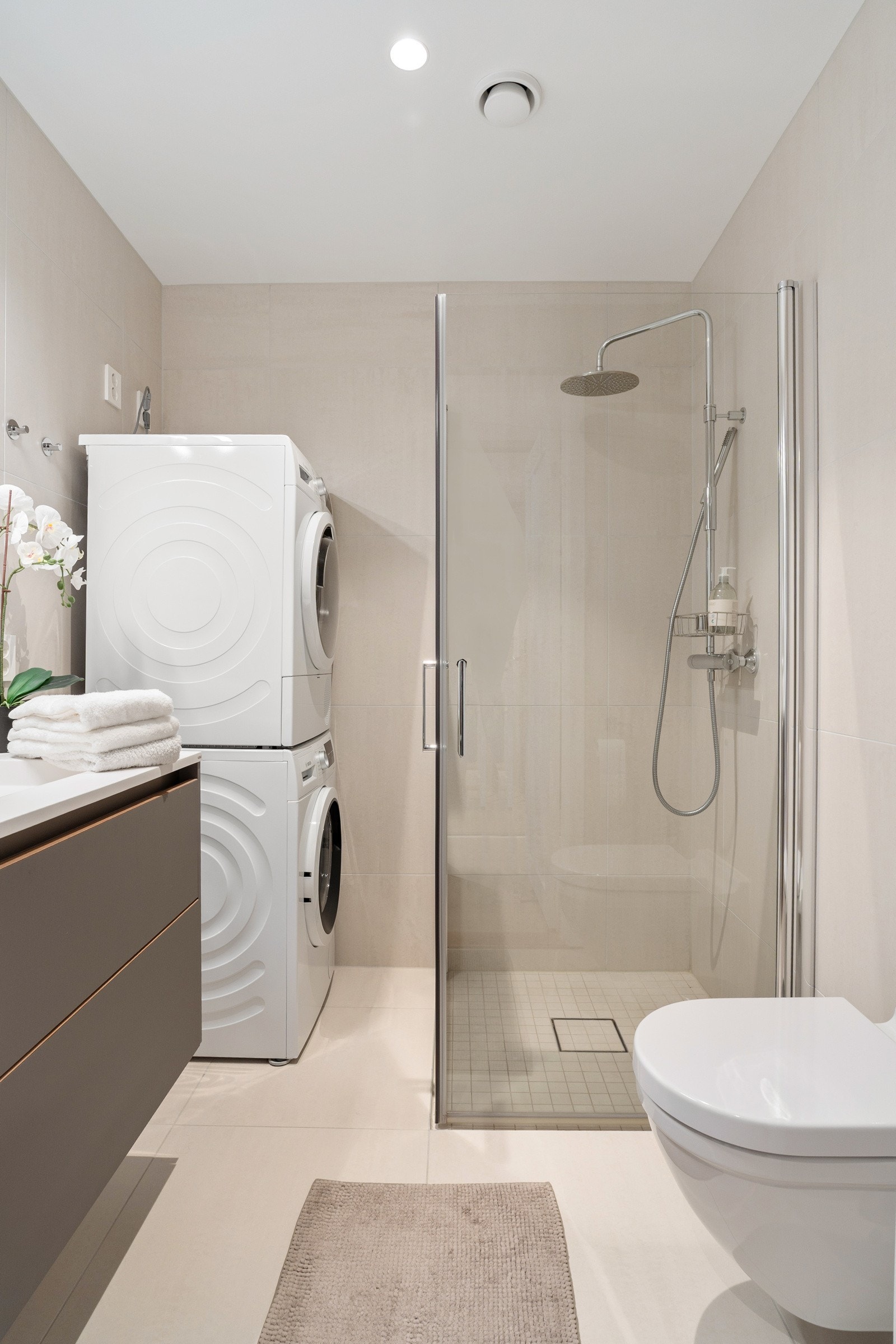 Romslig og pent flislagt bad med vannbåren gulvvarme fra byggeår. Galleribilde