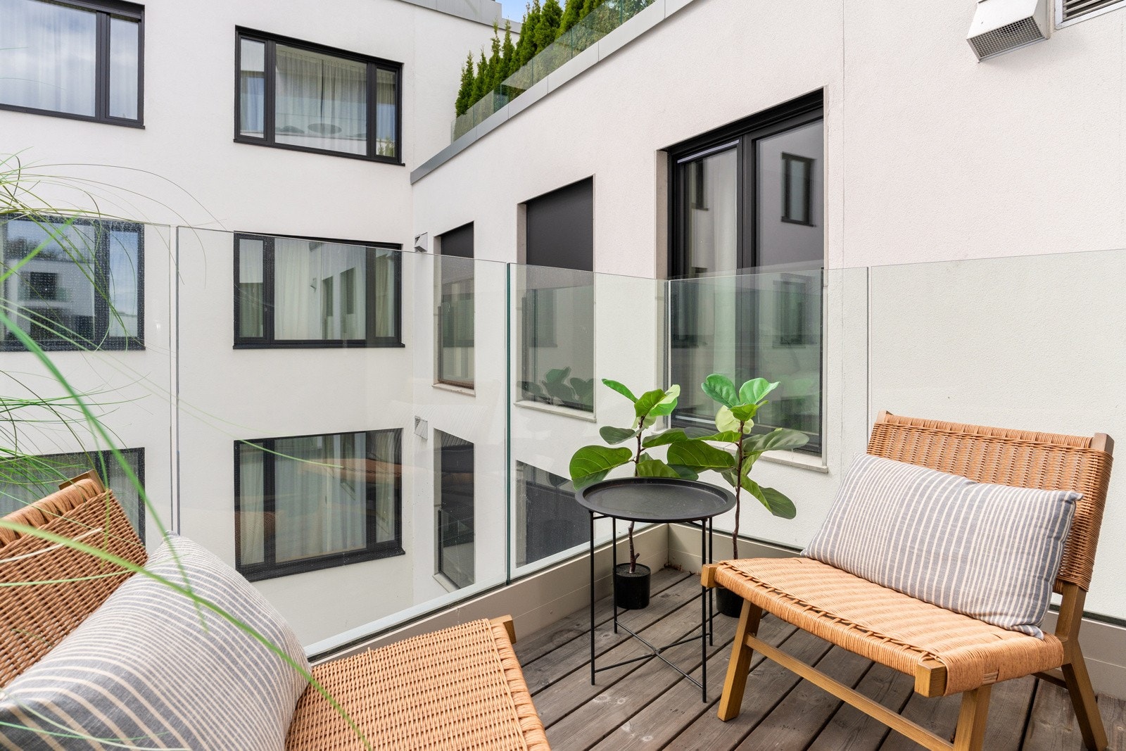 Nordvestvendt, delvis overbygd balkong på 4 m². Galleribilde