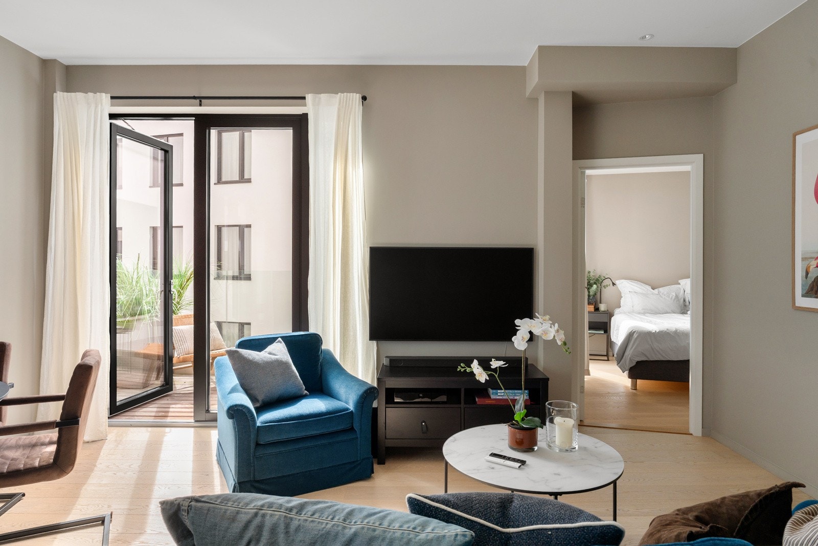 I enden av rommet er det utgang til en koselig balkong, som på sommerstid oppleves som en forlengelse av stuen. Galleribilde