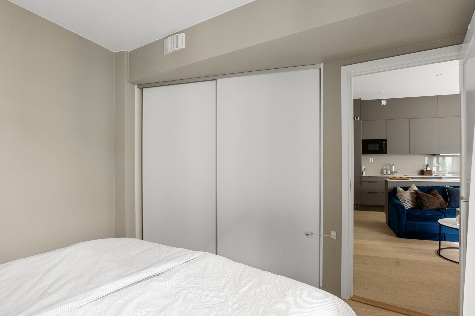 Av oppbevaring er det skyvedørsgarderobe langs den ene veggen på soverommet. Galleribilde