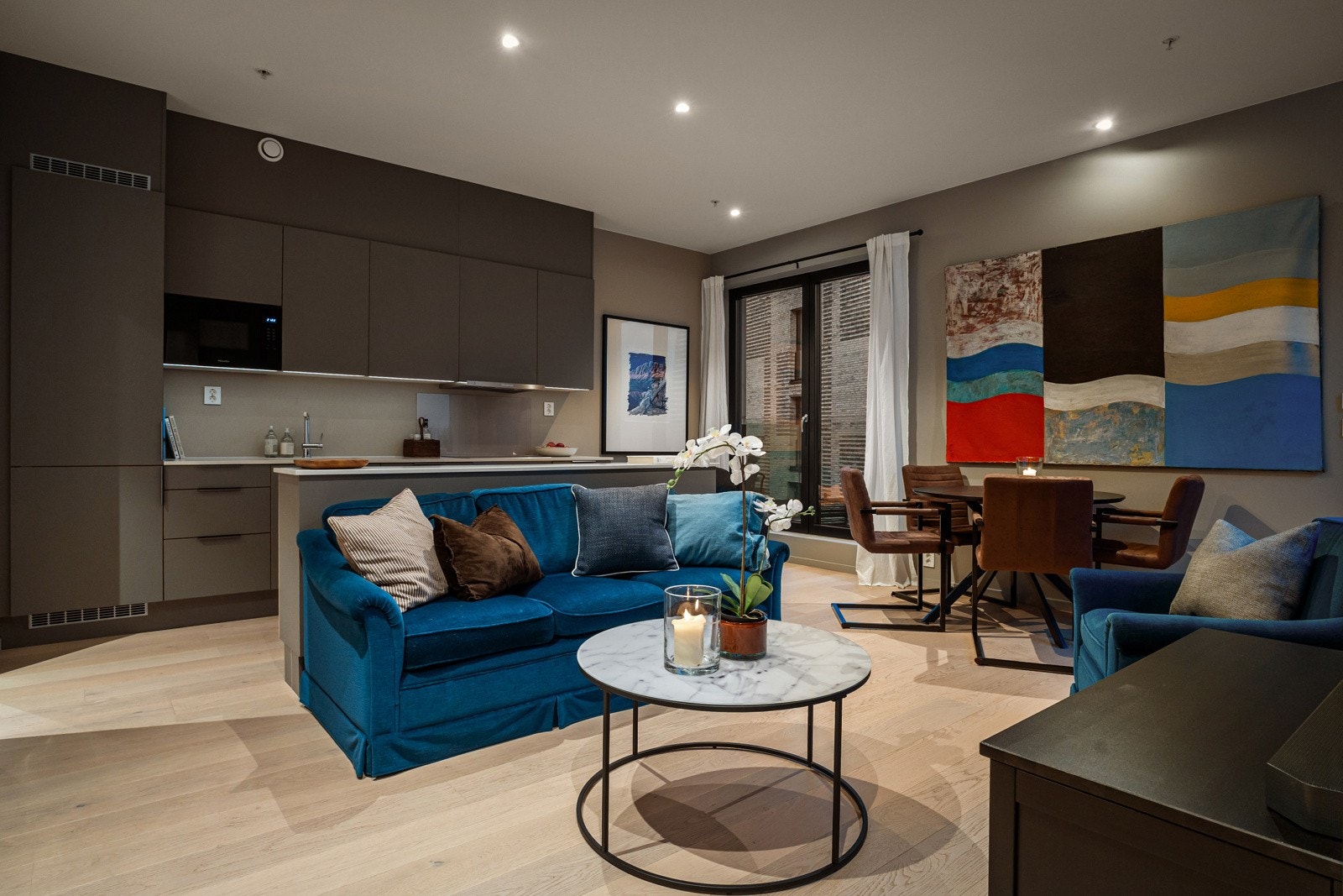 Fra stuen er det adkomst til soverom. Galleribilde