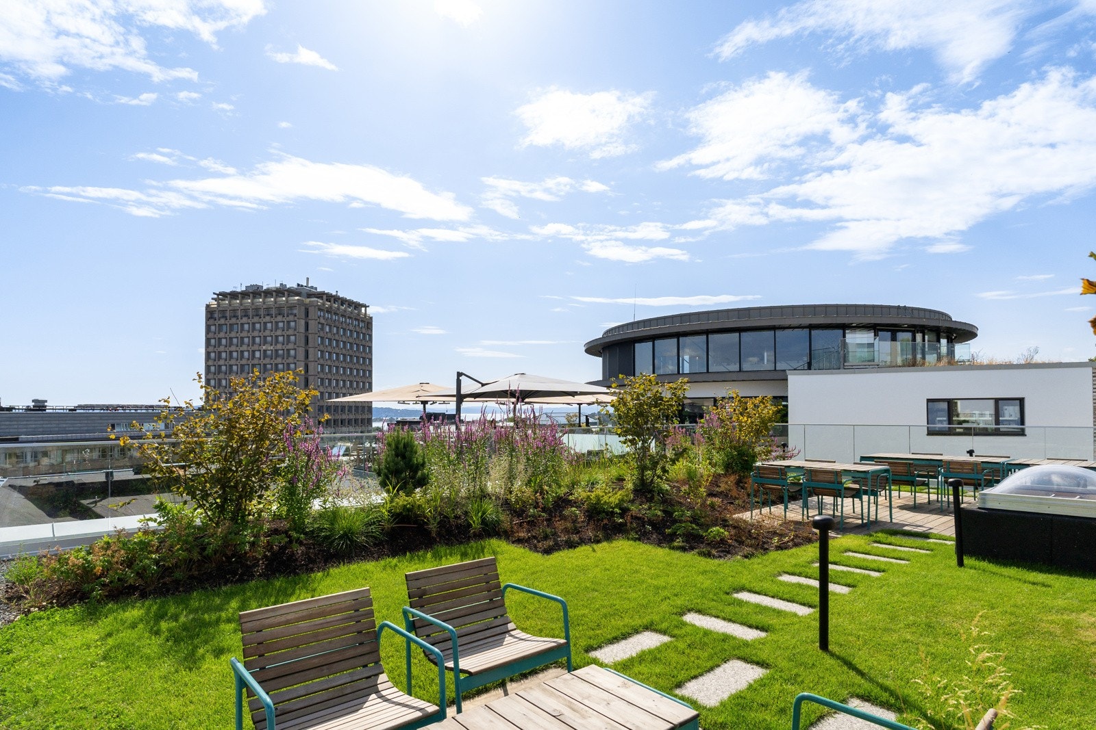 Det er gode trikk- og bussforbindelser fra Solli plass. Samtidig har du alt du trenger i nærområdet. Galleribilde