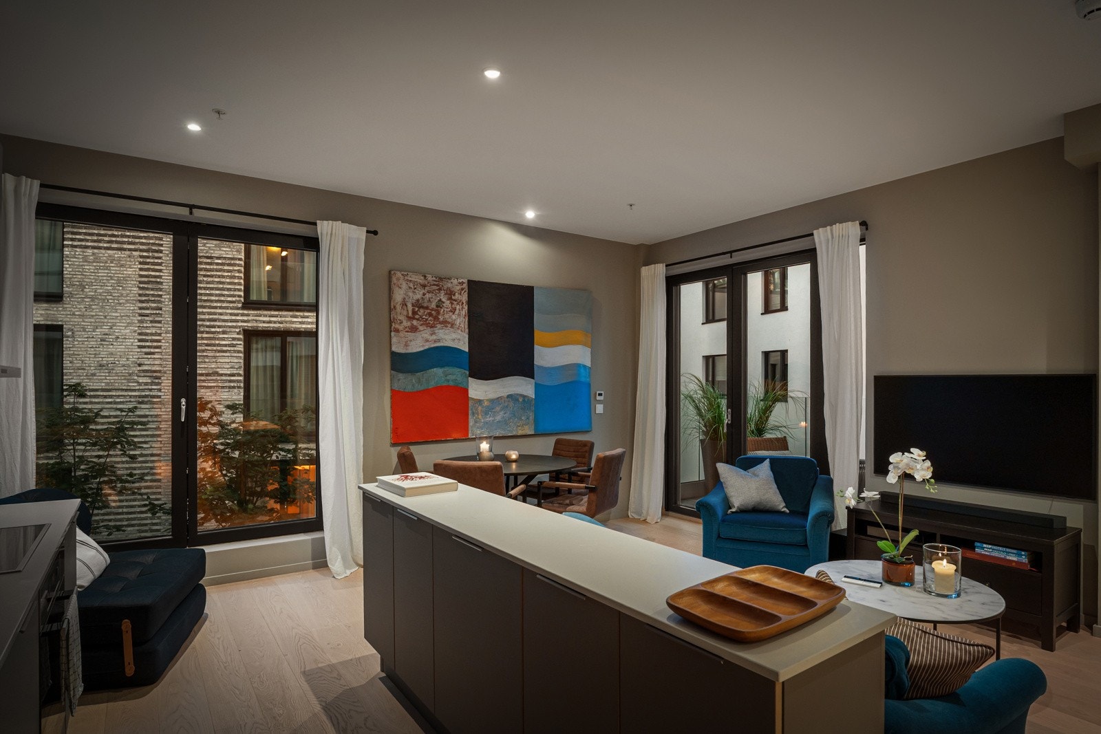 Det er kompositt benkeplate med underlimt oppvaskkum, samt stikkontakt på vegg og belysning under overskap. Galleribilde