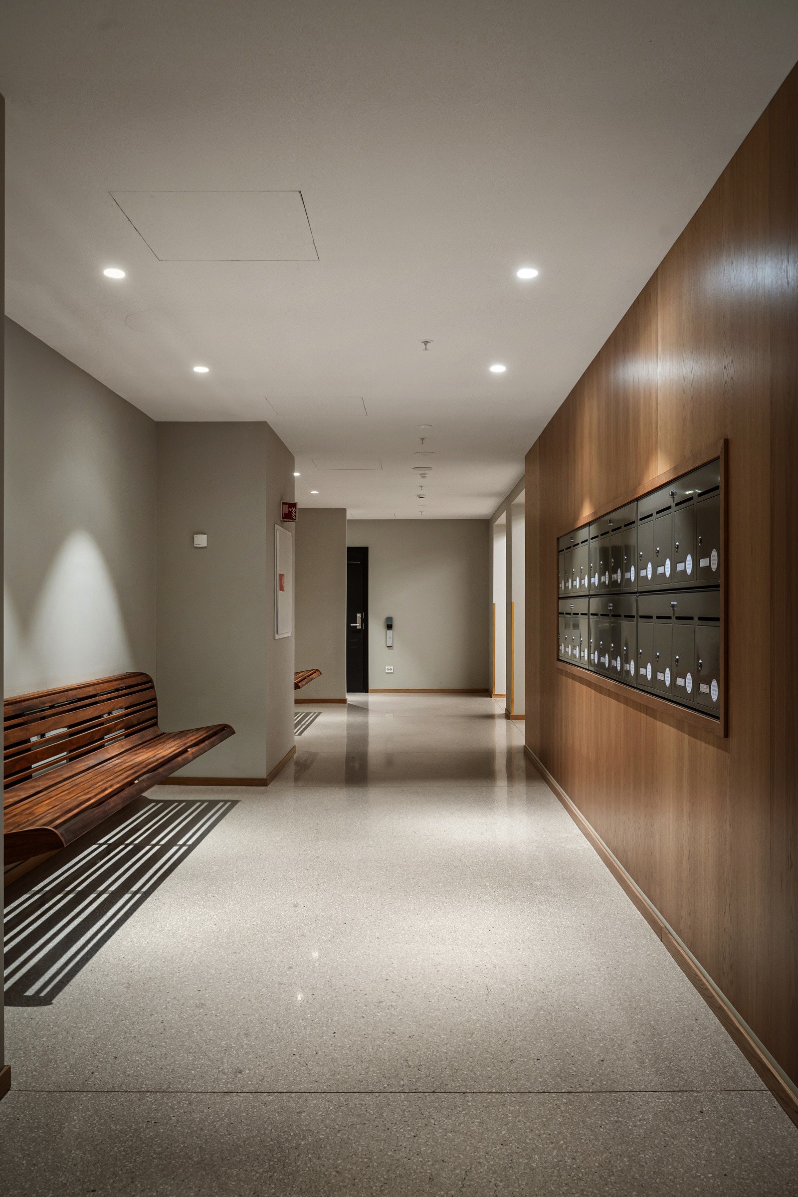 Adkomst til leiligheten via felles korridor. Galleribilde