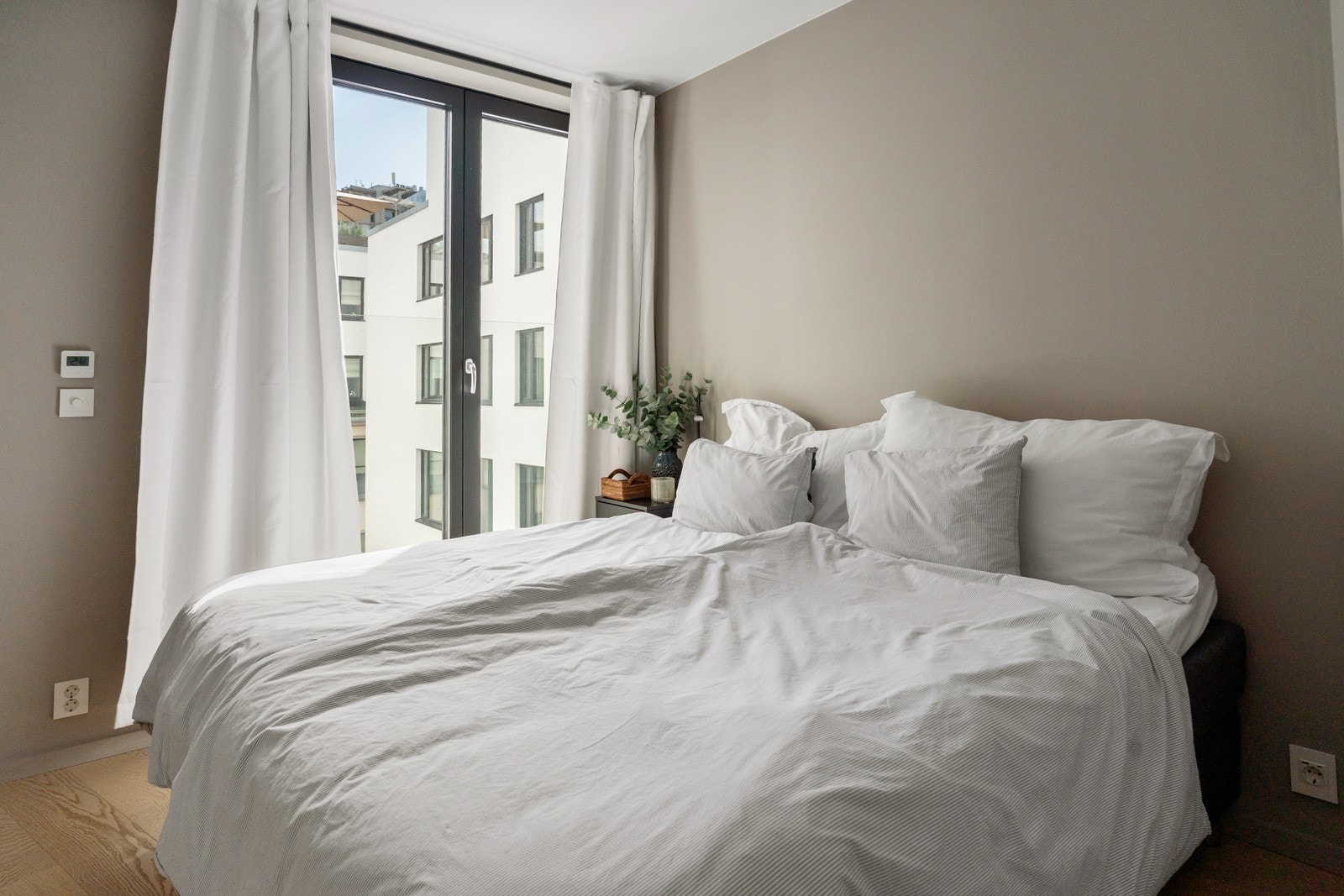 Soverommets løsning gir plass til en dobbeltseng i midten slik at arealet kan utnyttes maksimalt. Galleribilde