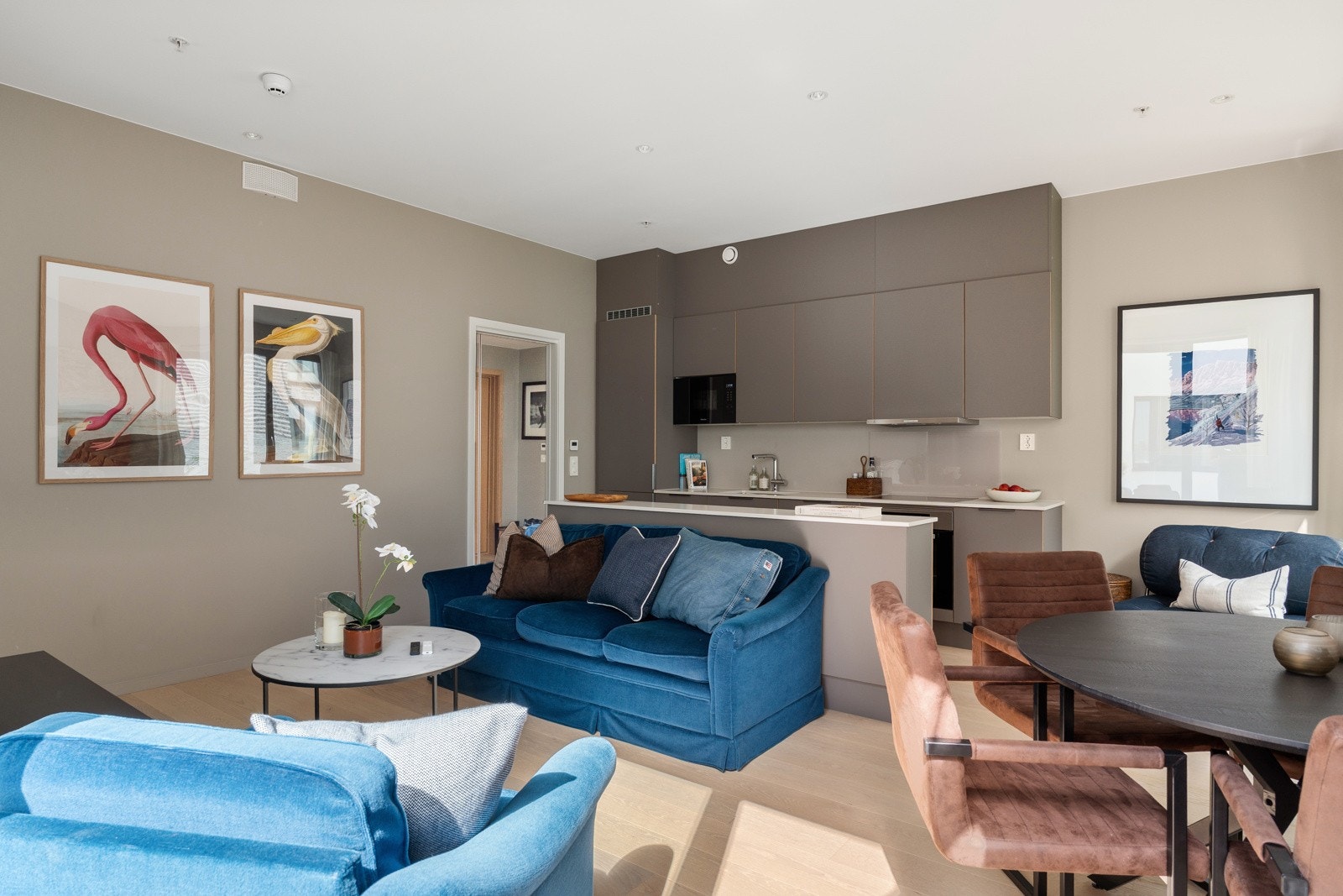 Det er gode møbleringsmuligheter i stuen. Galleribilde