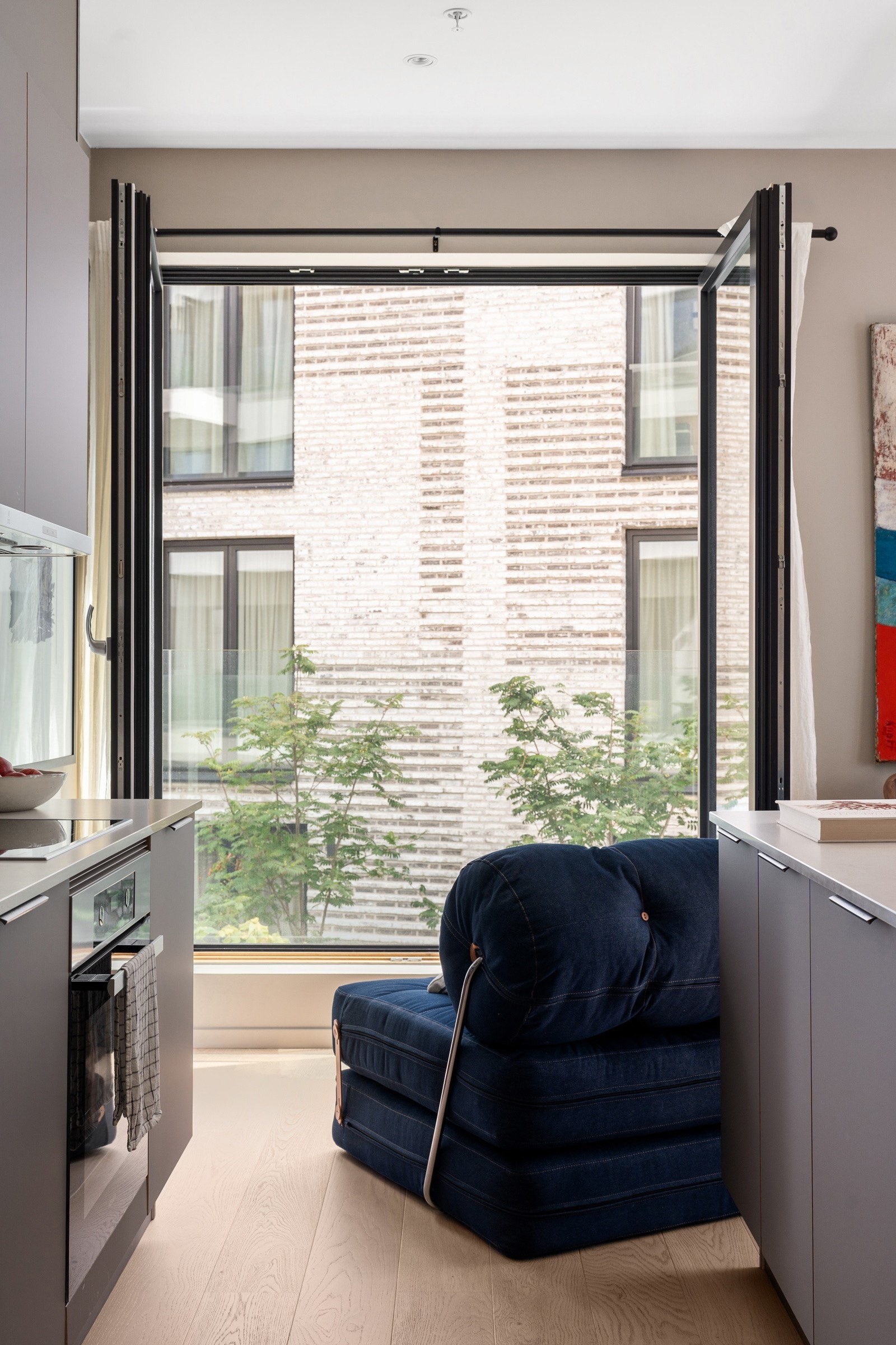 Innbydende, pent HTH kjøkken fra byggeår med åpen løsning mot stuen. Galleribilde