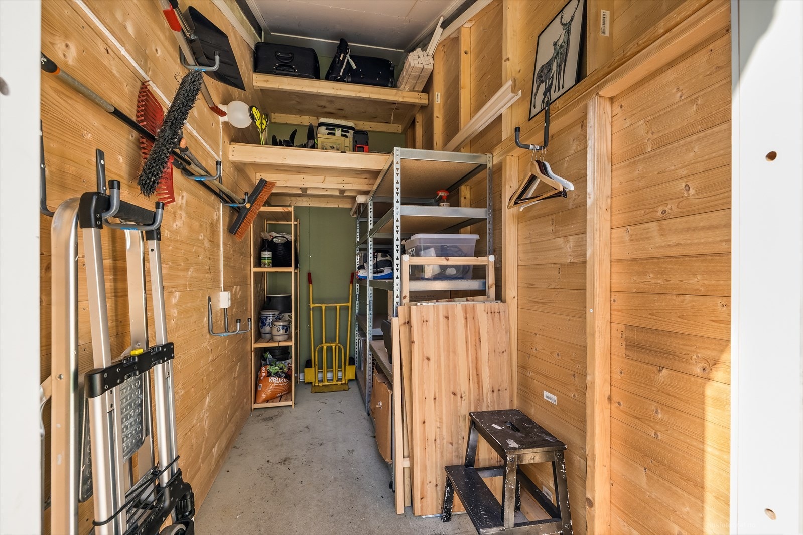Utvendig sportsbod med god lagringsplass. Galleribilde