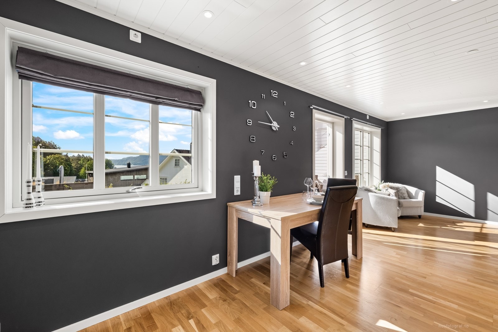 Store vindusflater og slipper inn rikelig med naturlig lys. Galleribilde