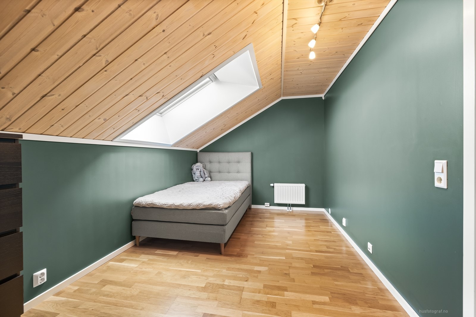 Soverommene er malt i duse og stilrene fargetoner. Galleribilde