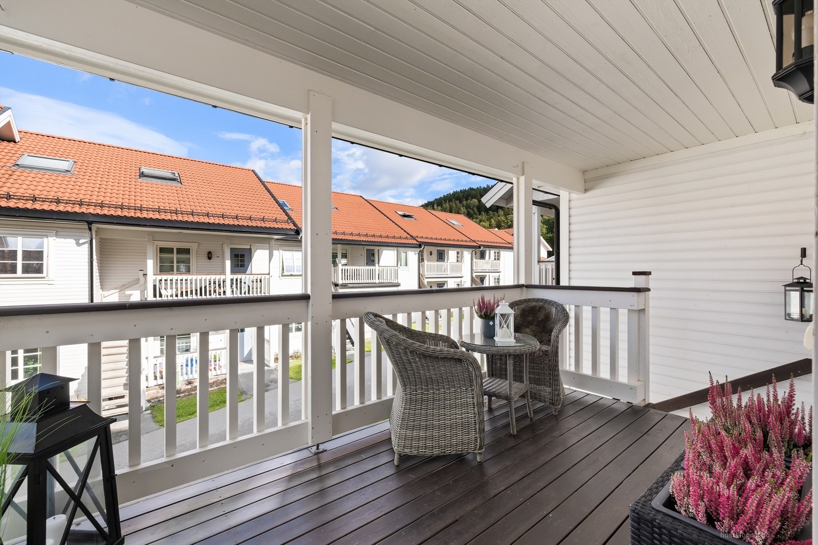 Leiligheten har et hyggelig overbygget inngangsparti på fremsiden. Galleribilde