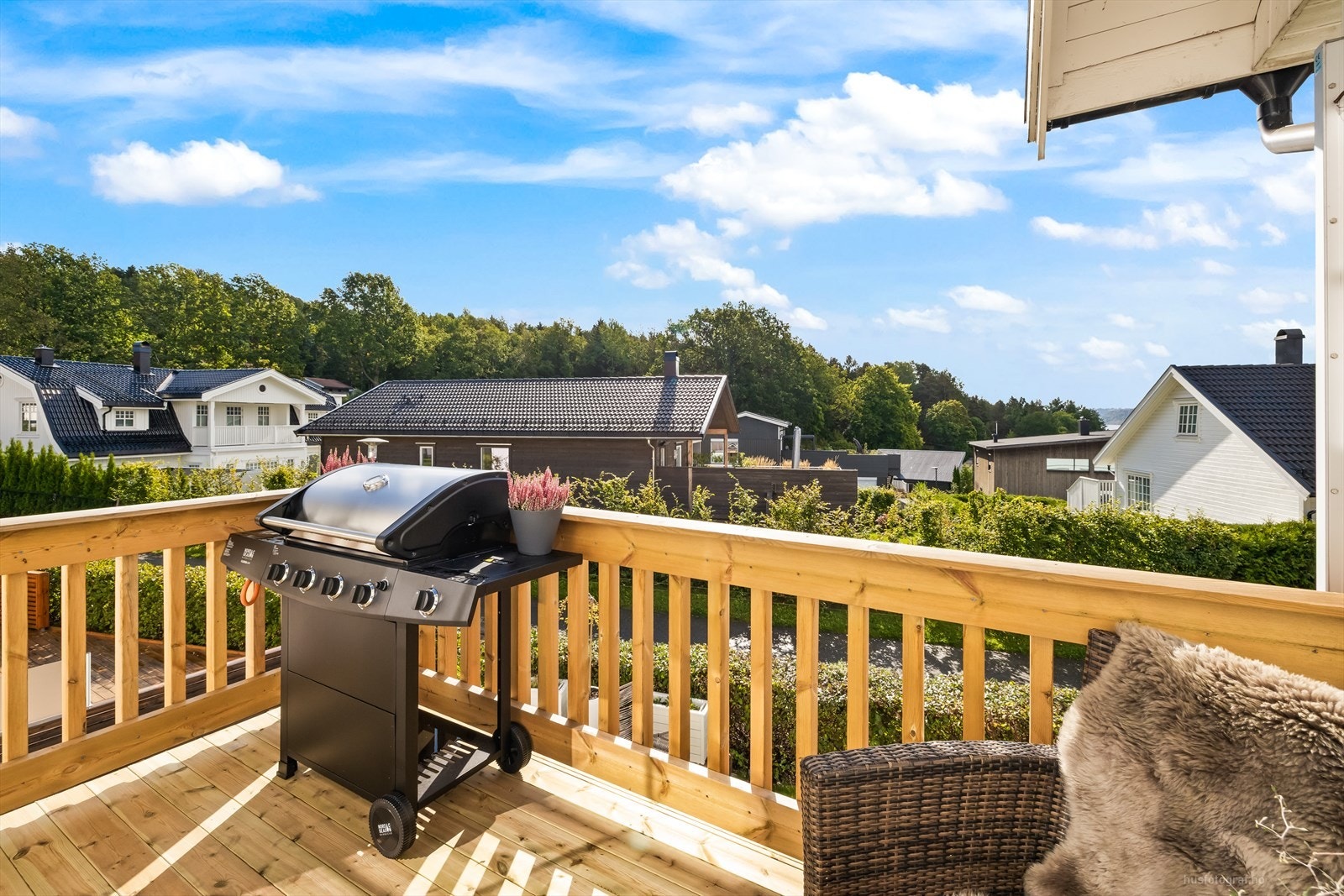 Lekker og påkostet leilighet med herlig utsikt og solforhold - Meget god intern beliggenhet - Carport - 2 stuer og 2 bad! Galleribilde