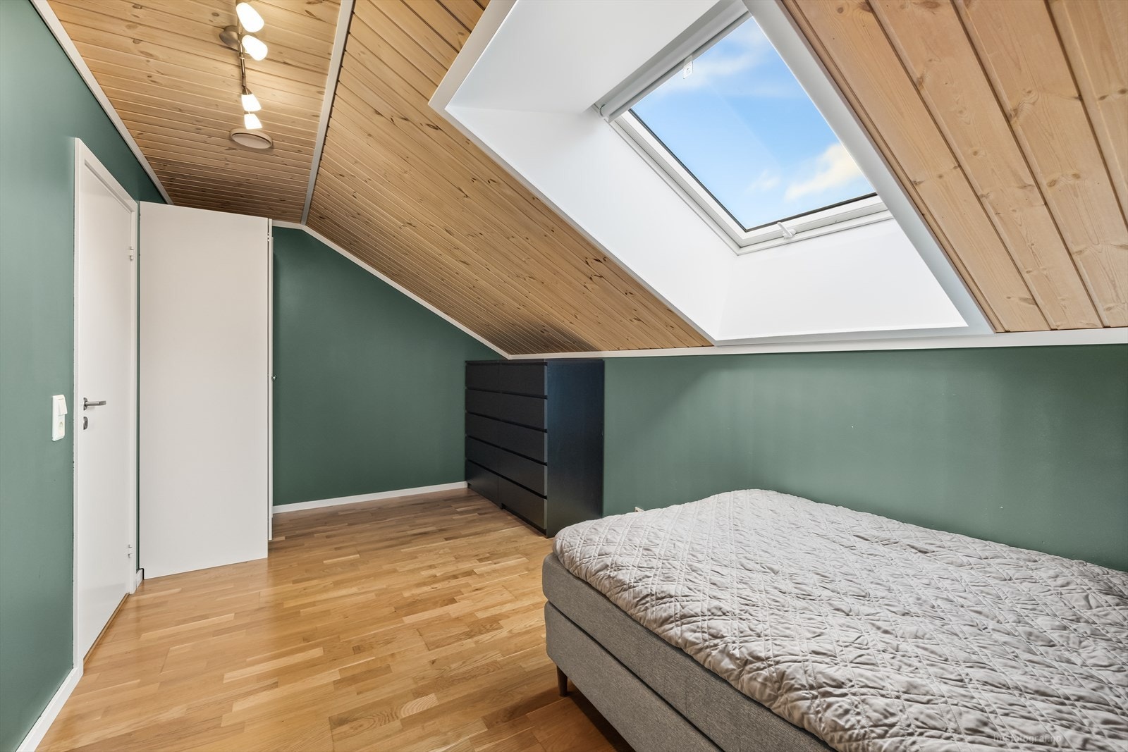 Rommene har god plass til seng, skrivepult og garderobe. Galleribilde