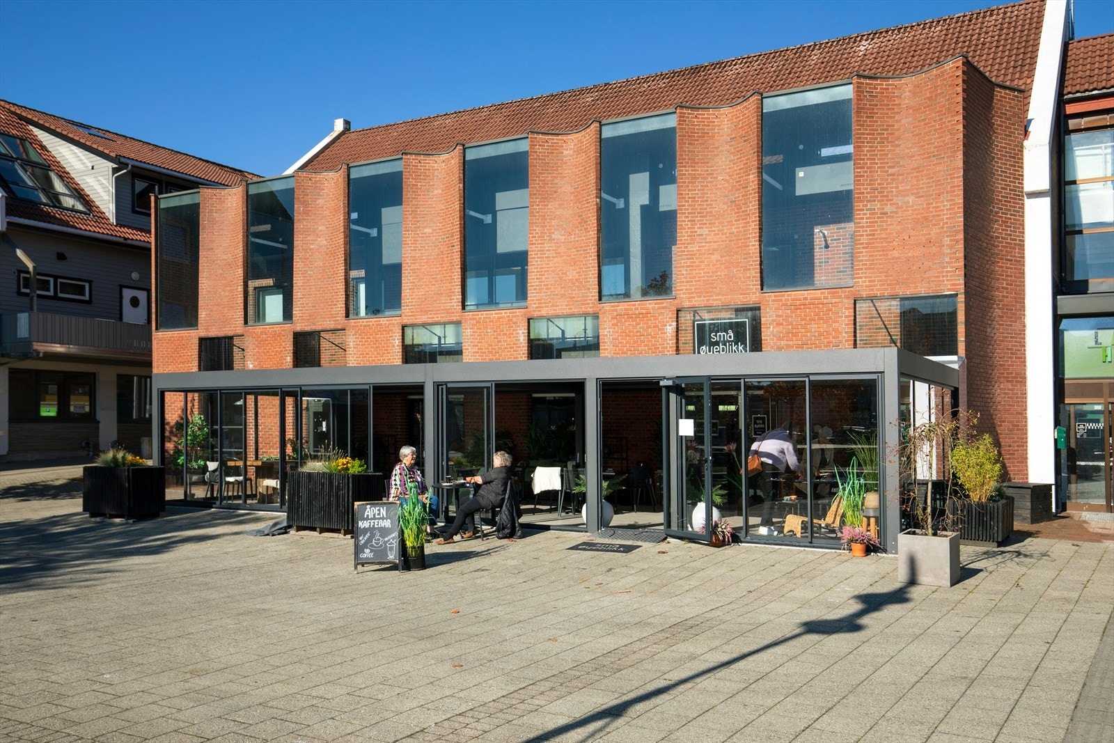 I sentrum finner man alt fra cafe, butikker, frisør, bar, restauranter mm Galleribilde