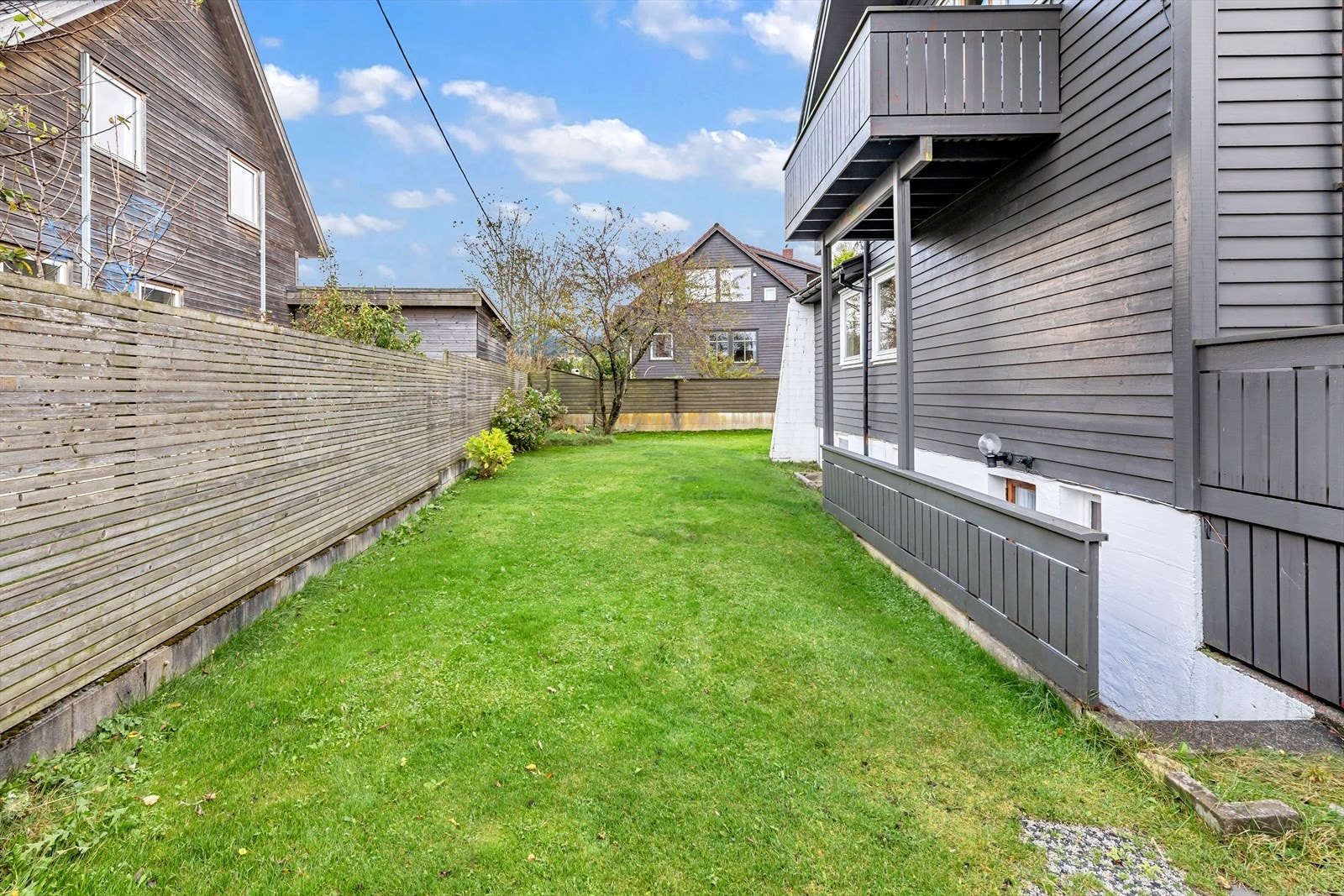 Stor tomt på 845kvm som gir deg god utvendig boltreplass Galleribilde