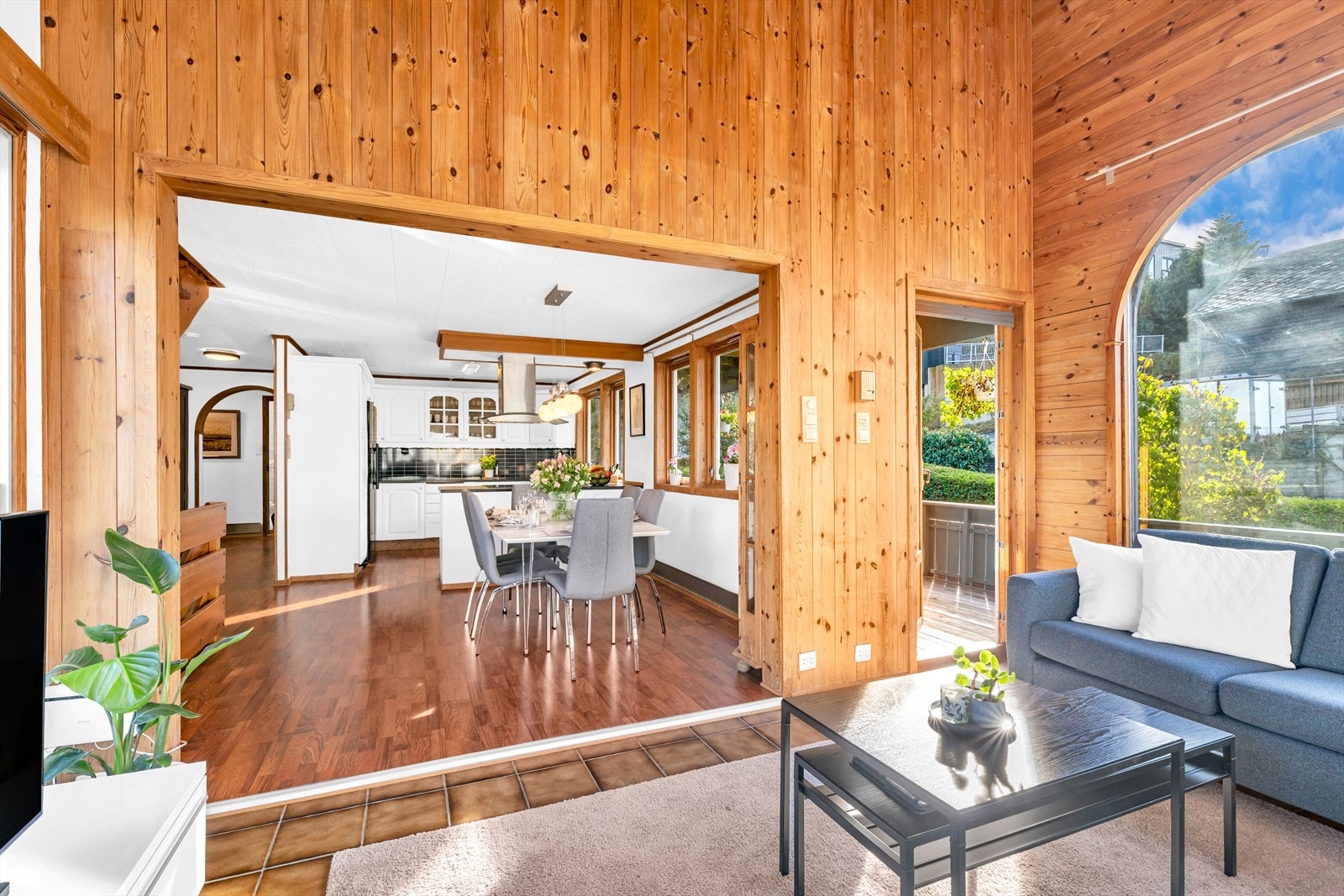 Stuen har en praktisk åpen løsning inn til spisestue og kjøkken Galleribilde