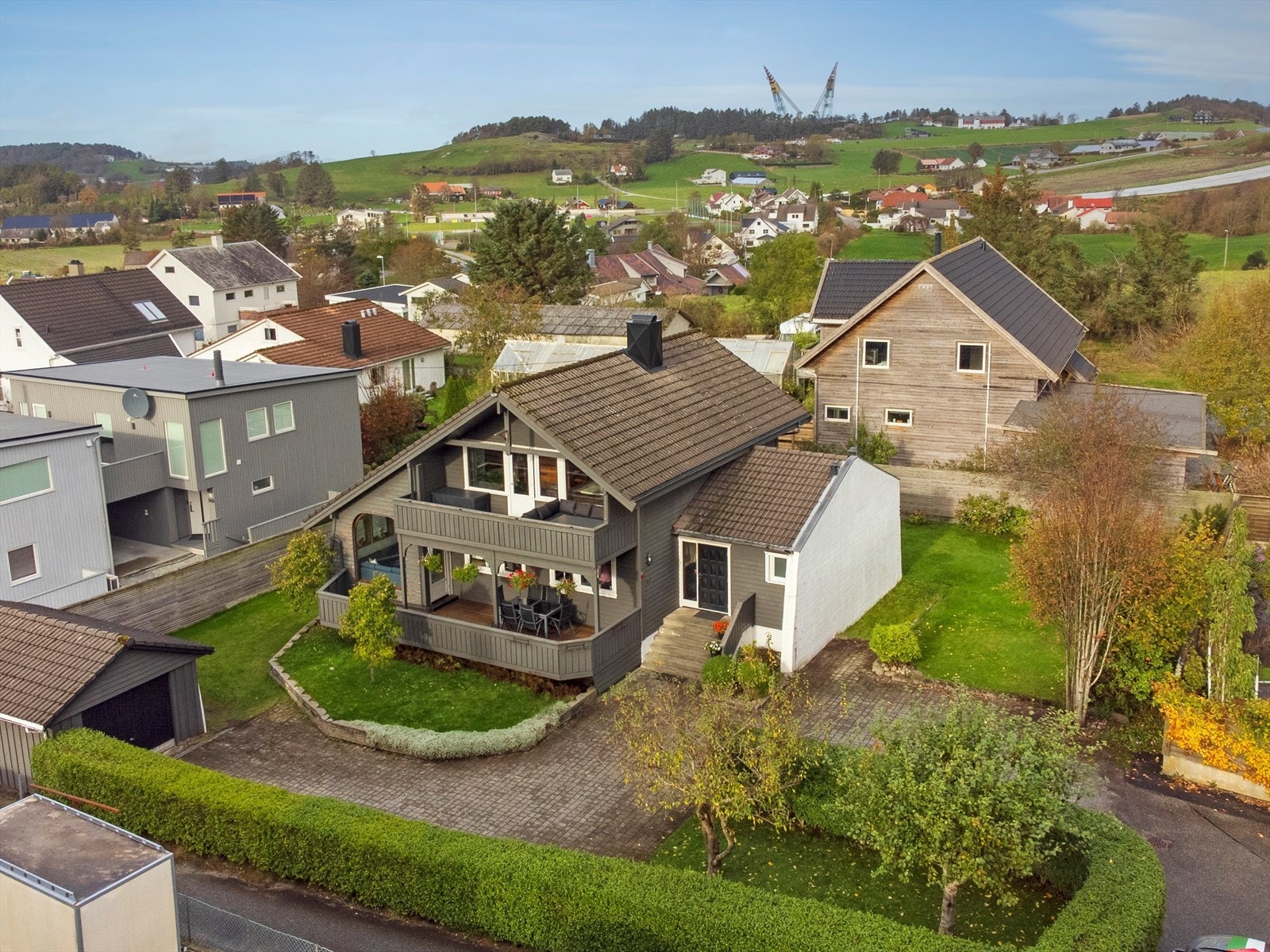 Boligen ble betydelig ombygget, bygget på og endret i 1985 Galleribilde