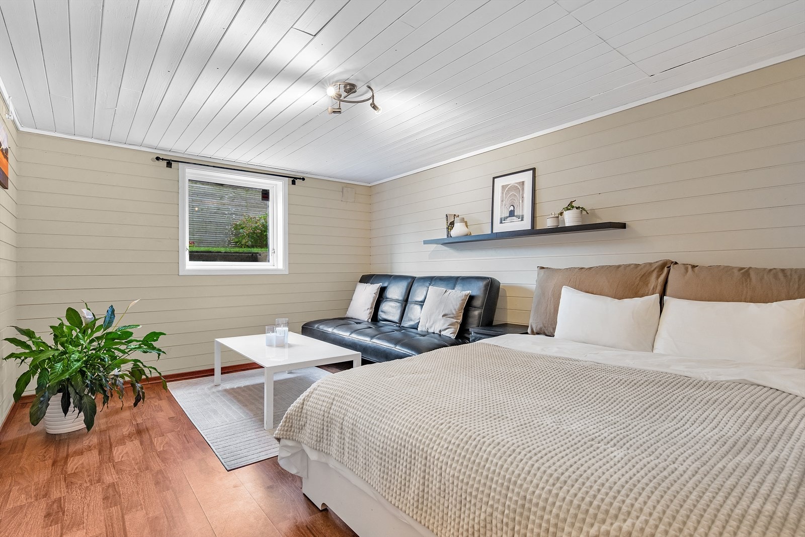 Rom brukt som soverom i kjelleretasjen. Rommet er ikke byggemeldt eller godkjent som soverom Galleribilde