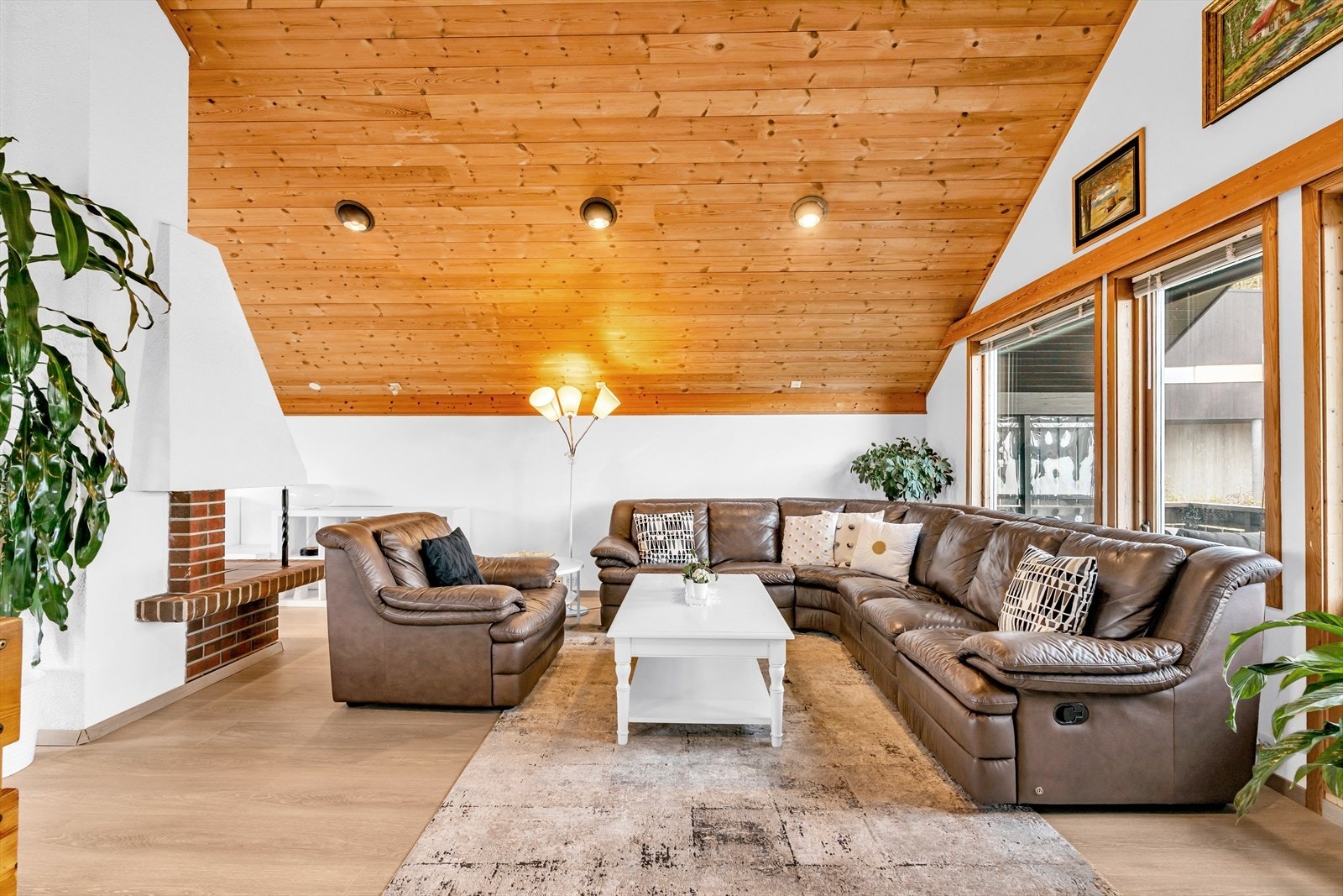 Stor loftstue med en fantastisk romfølelse. God takhøyde og gjennomgående med mye naturlig lys Galleribilde