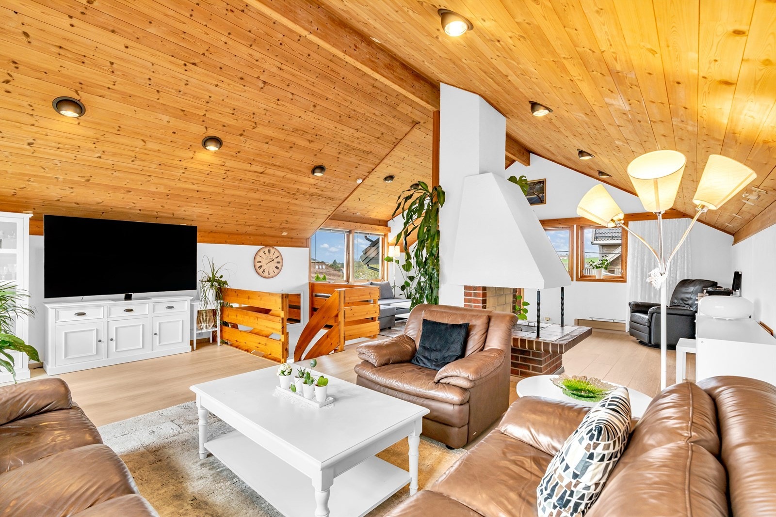 Loftstuen er av meget god størrelse og gir deg mulighet for flere møbleringssoner Galleribilde