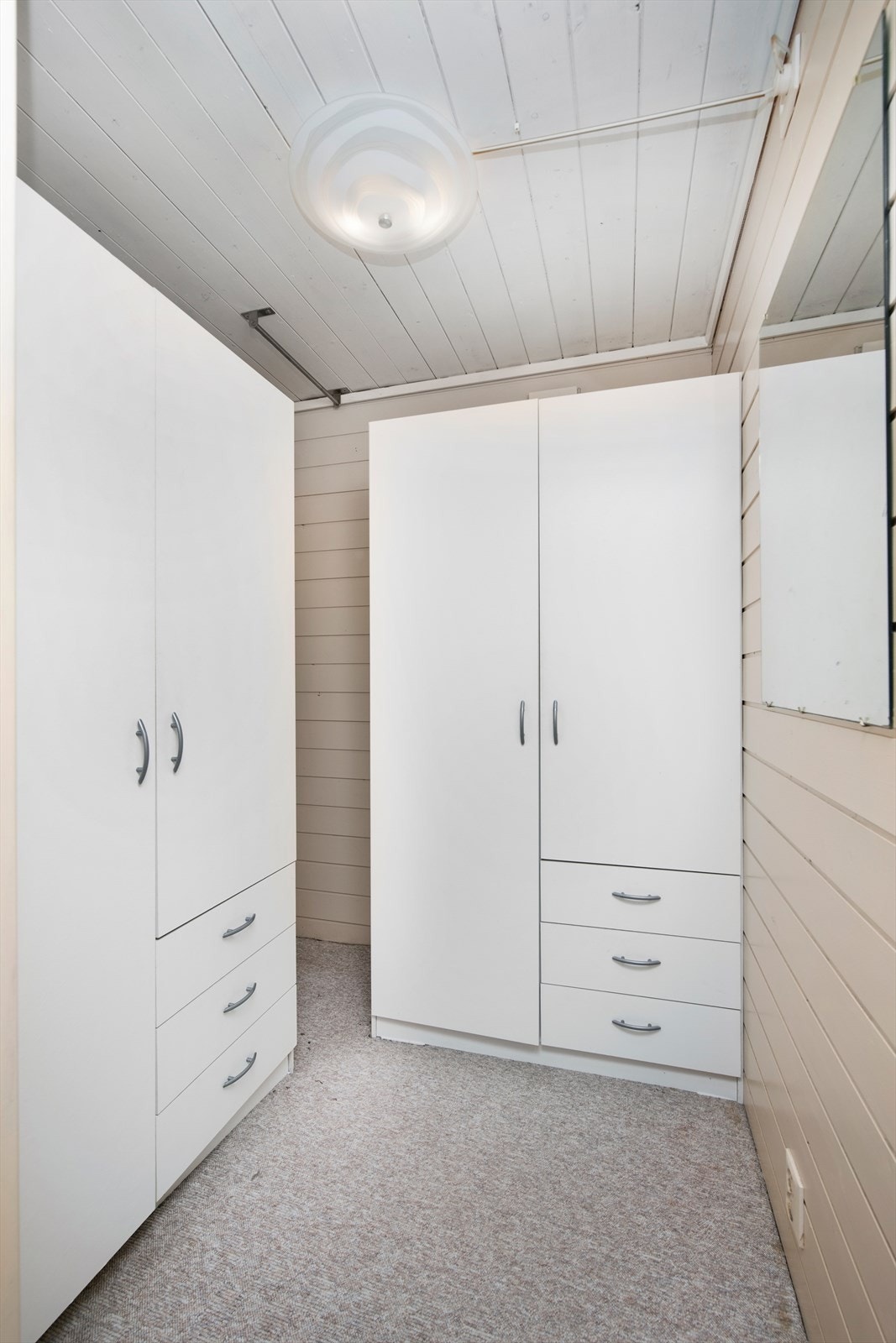 Ved soverommet har man tilhørende rom brukt som walk-in-closet Galleribilde