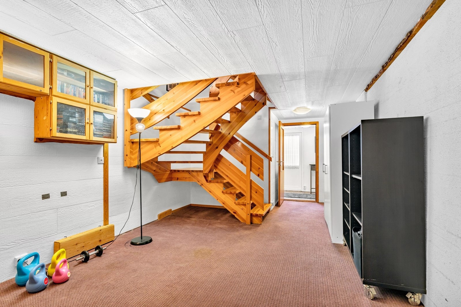 Kjellerstue. Oppholdsrommene i etasjen er ikke godkjent som rom til varig opphold. I følge tegninger består etasjen av bod, vaskerom, gang og redskap Galleribilde