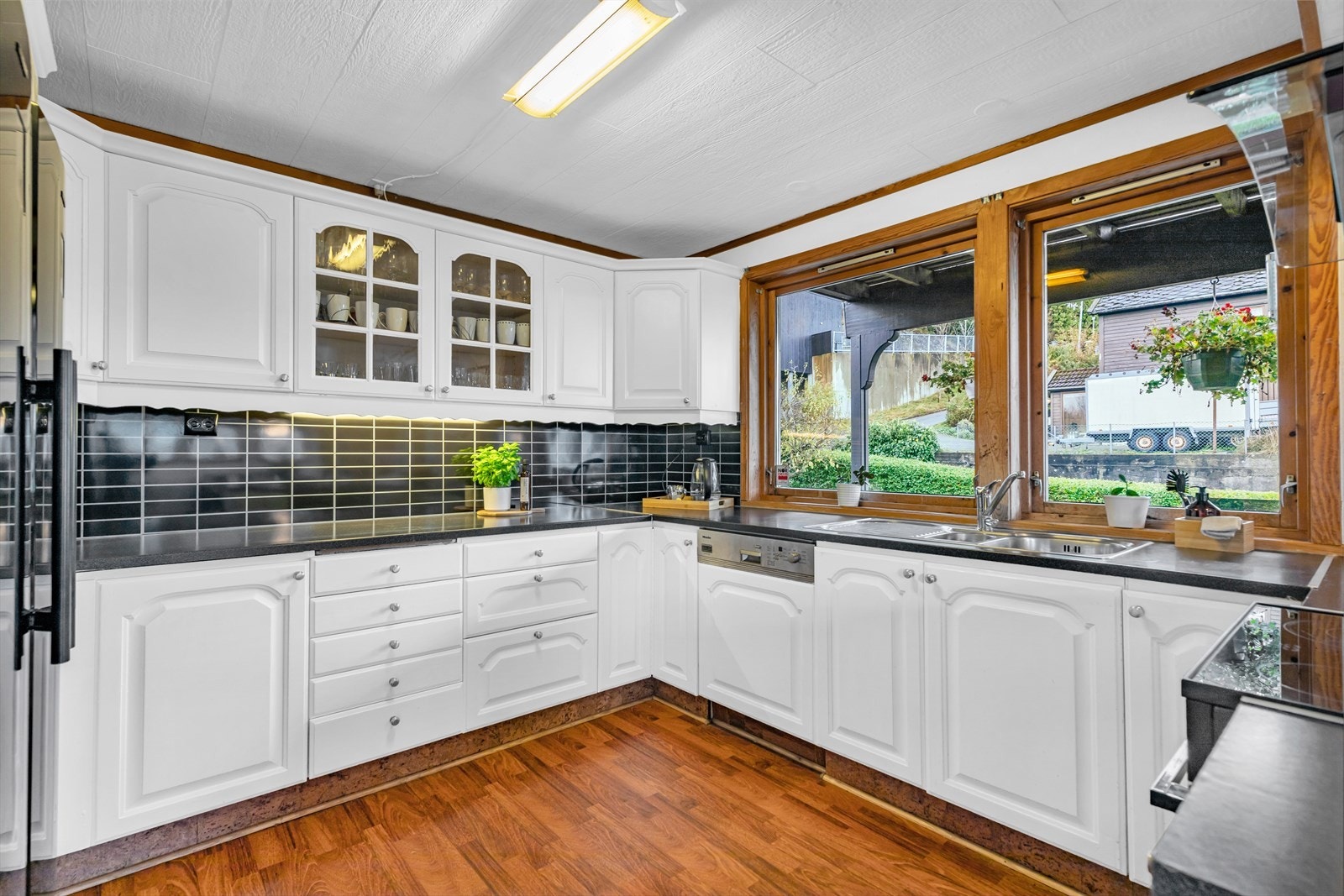 Lyst og innbydende kjøkken med meget god oppbevaring og benkeplass Galleribilde