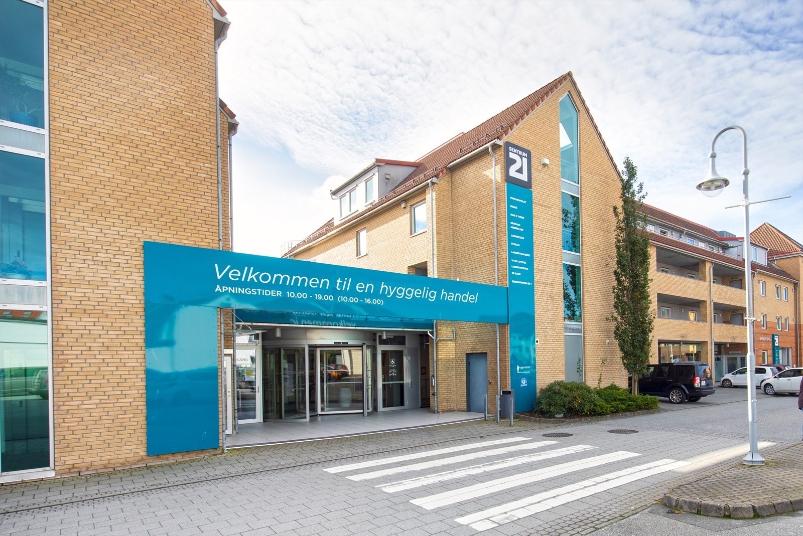 Kun ett par minutter kjøring fra boligen finner du kjøpesenteret Sentrum 21 med bla. kafè, vinmonopol, klesbutikker, mm. Galleribilde