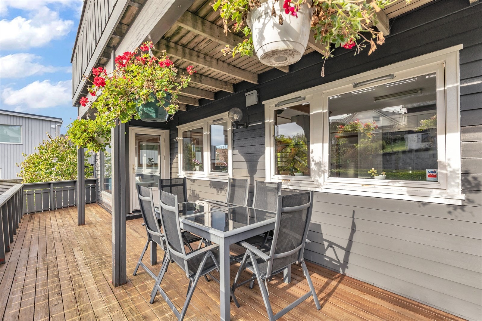 En av boligens terrasse, denne vendt mot sør med gode solforhold Galleribilde