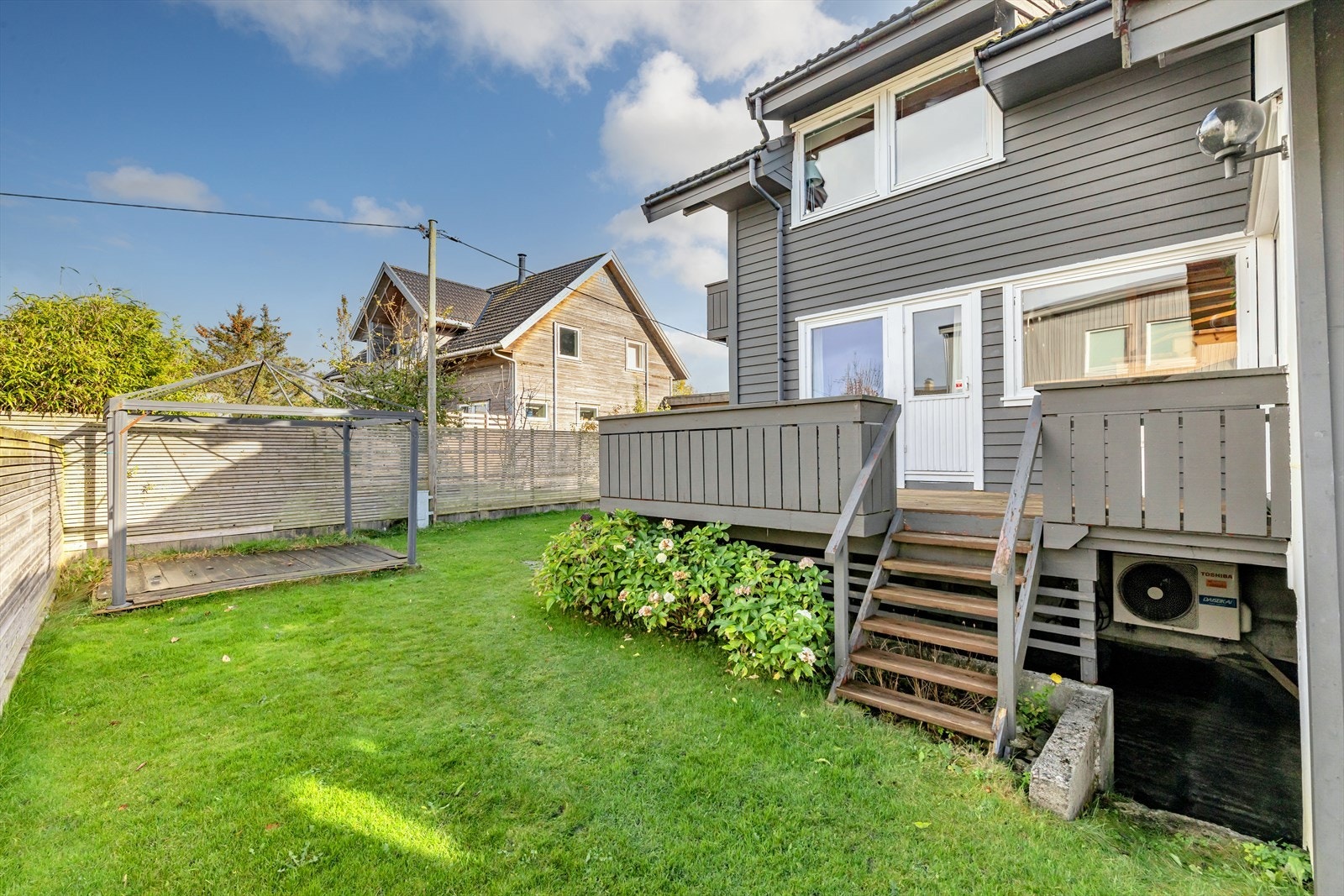 Tilkomst til hage fra balkongen vendt mot vest (fra soverom) Galleribilde