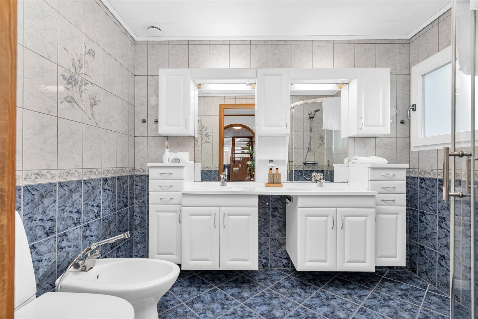 Romslig helfliset bad med varmekabler i gulv Galleribilde