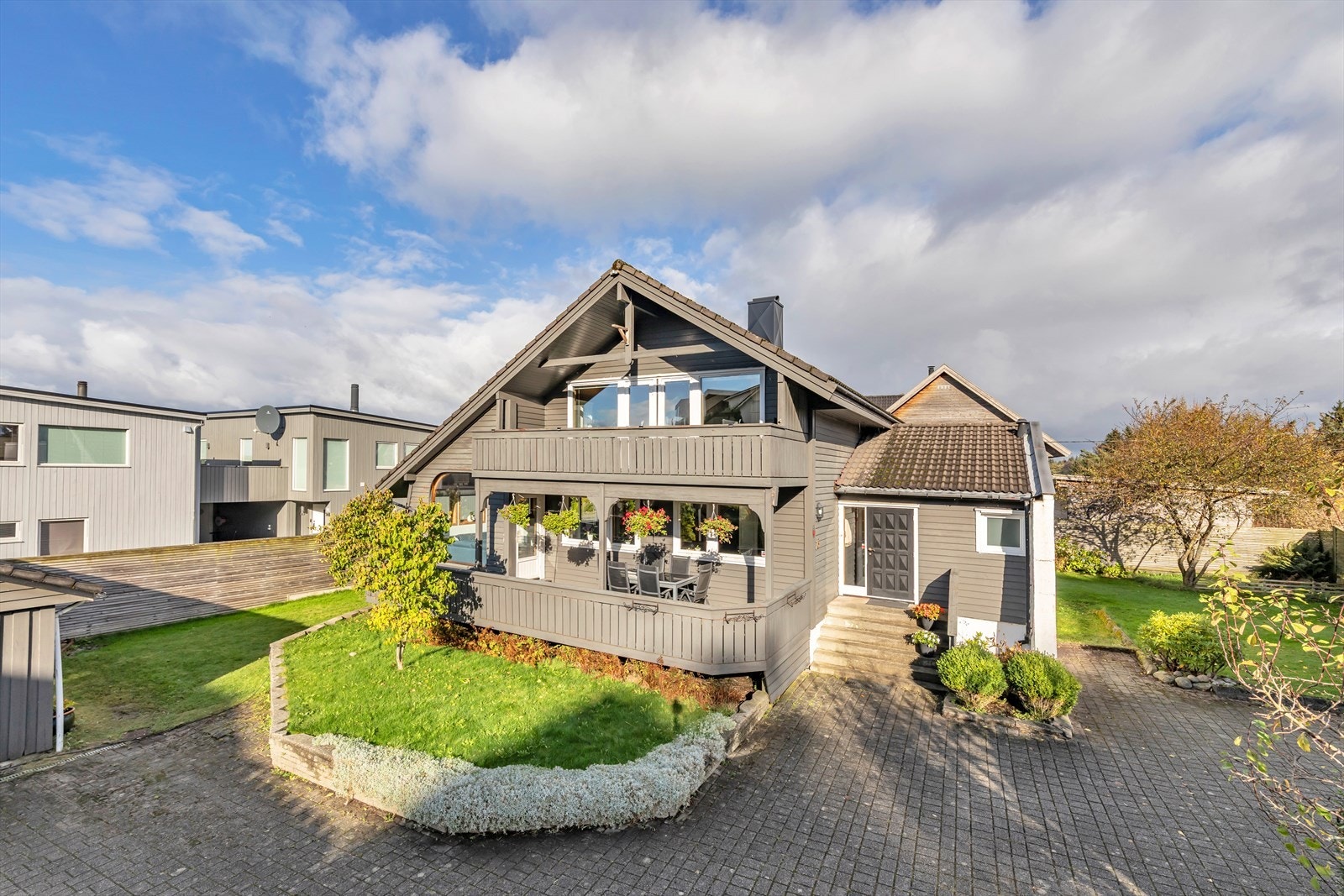 Stort gårdsrom med parkeringsmulighet for flere biler Galleribilde