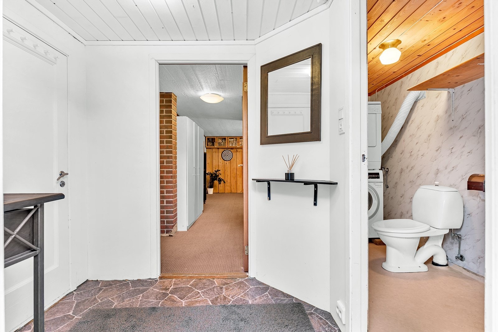 Gang/entrè - Etasjen har også eget inngangsparti Galleribilde