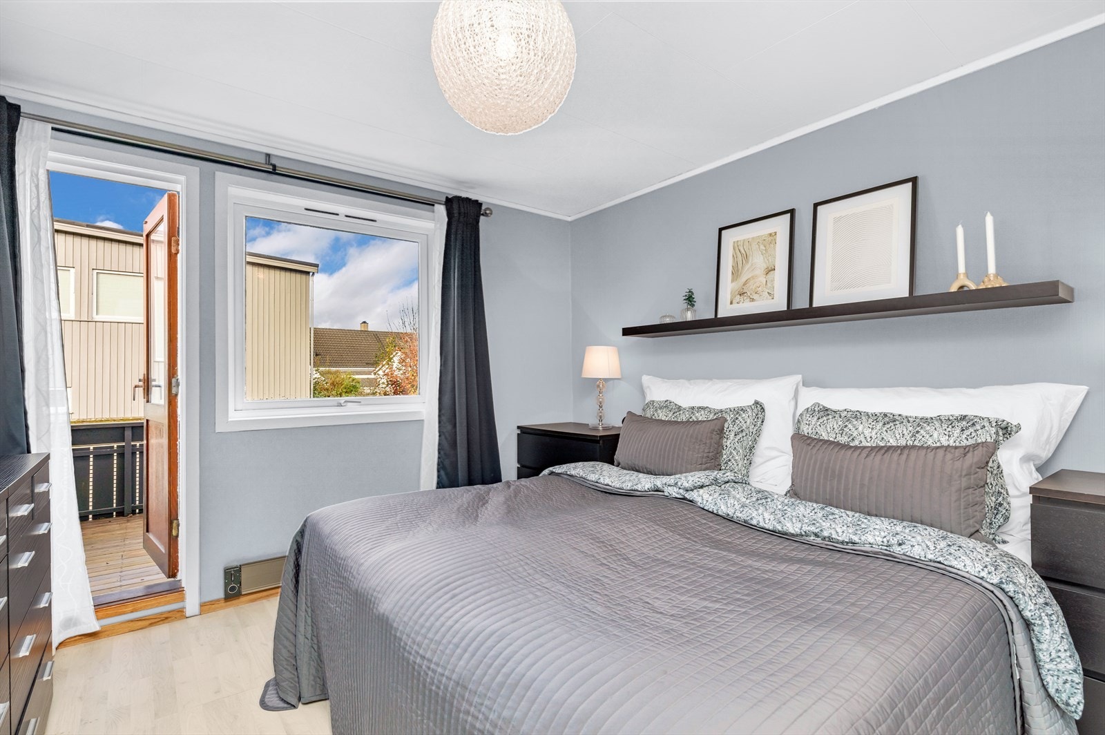 Hovedsoverommet har utgang til en av boligens terrasse Galleribilde