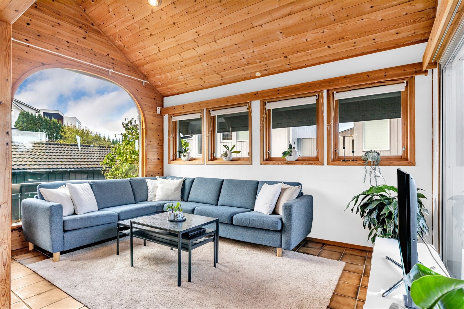 Stuen i 1.etg har store vindusflater med gjennomgående lys Galleribilde