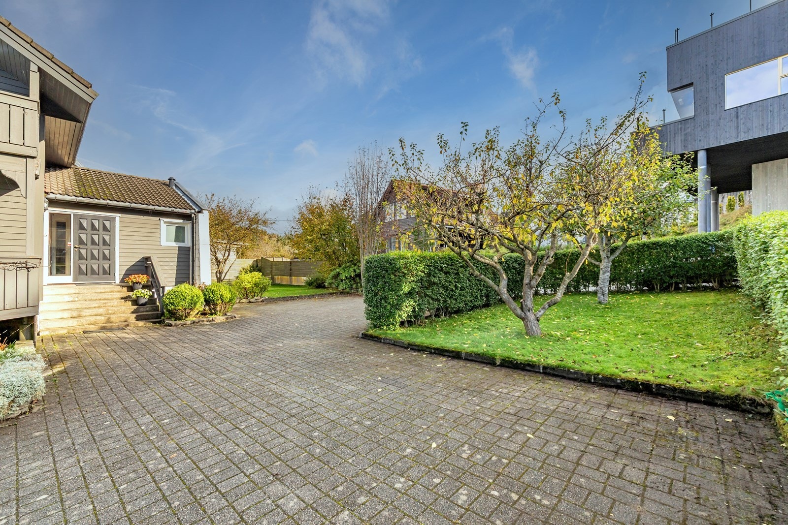 Romslig gårdsrom. Også her har man en hageflekk med frukttrær Galleribilde