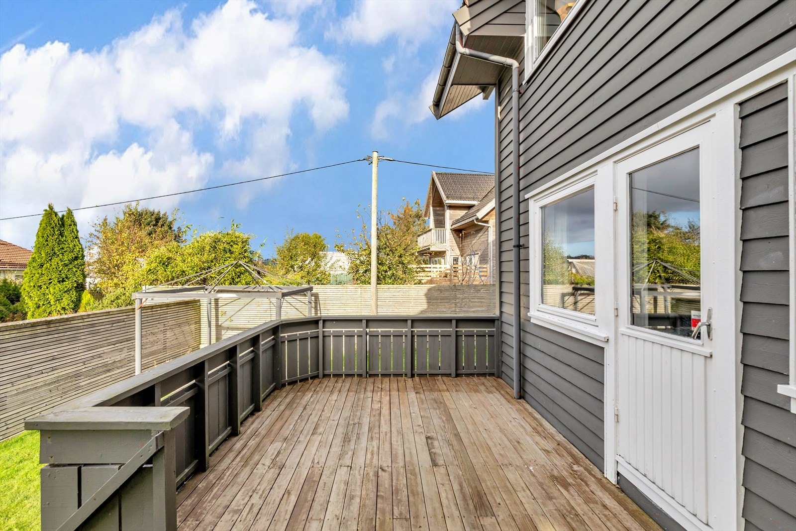 Vestvendt terrasse med tilkomst fra soverom Galleribilde