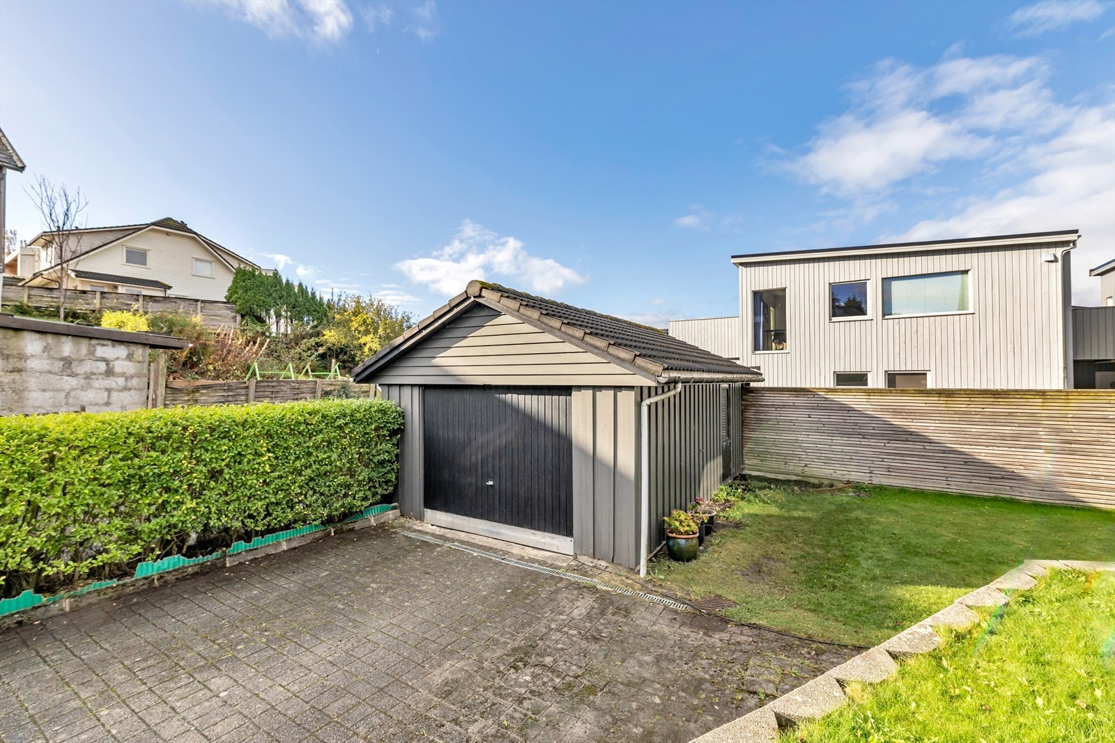 Parkeringsmuligheter i både garasje og gårdsrom Galleribilde