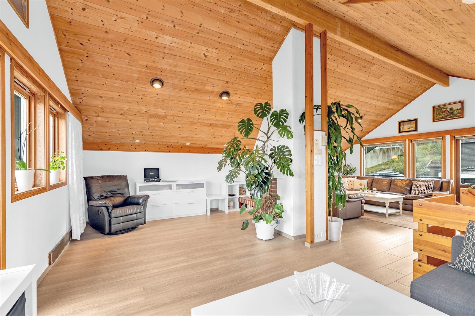 Takhøyden gir rommet en meget god romfølelse Galleribilde