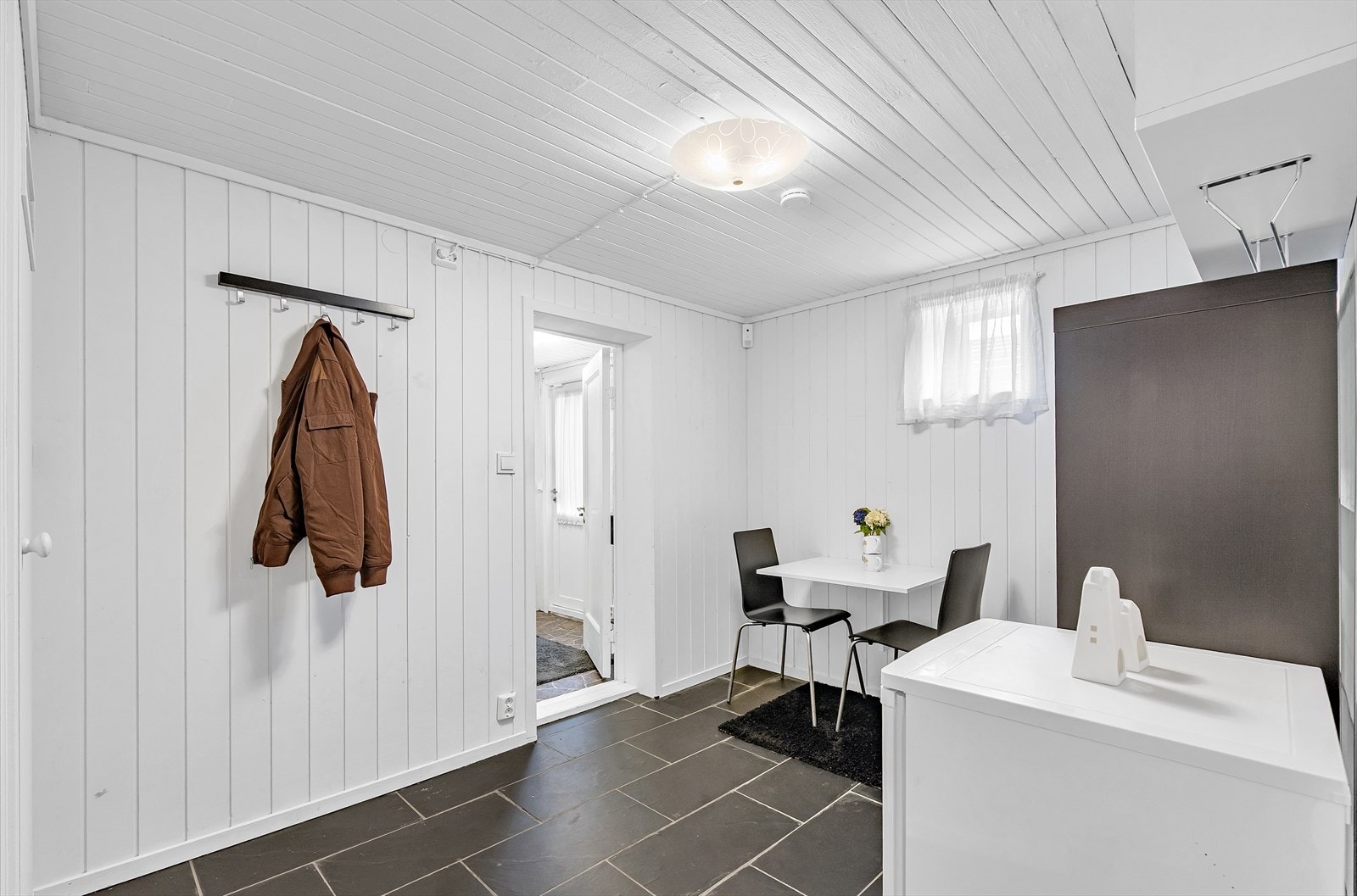 Spisestue kjelleretasje. Oppholdsrommene i etasjen er ikke godkjent som rom til varig opphold. I følge tegninger består etasjen av bod, vaskerom, gang og redskap Galleribilde