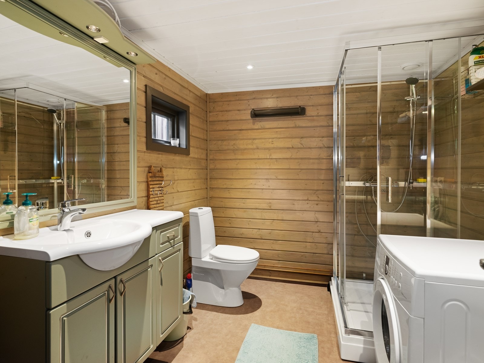 Et enkelt og funksjonelt bad med alt du trenger Galleribilde