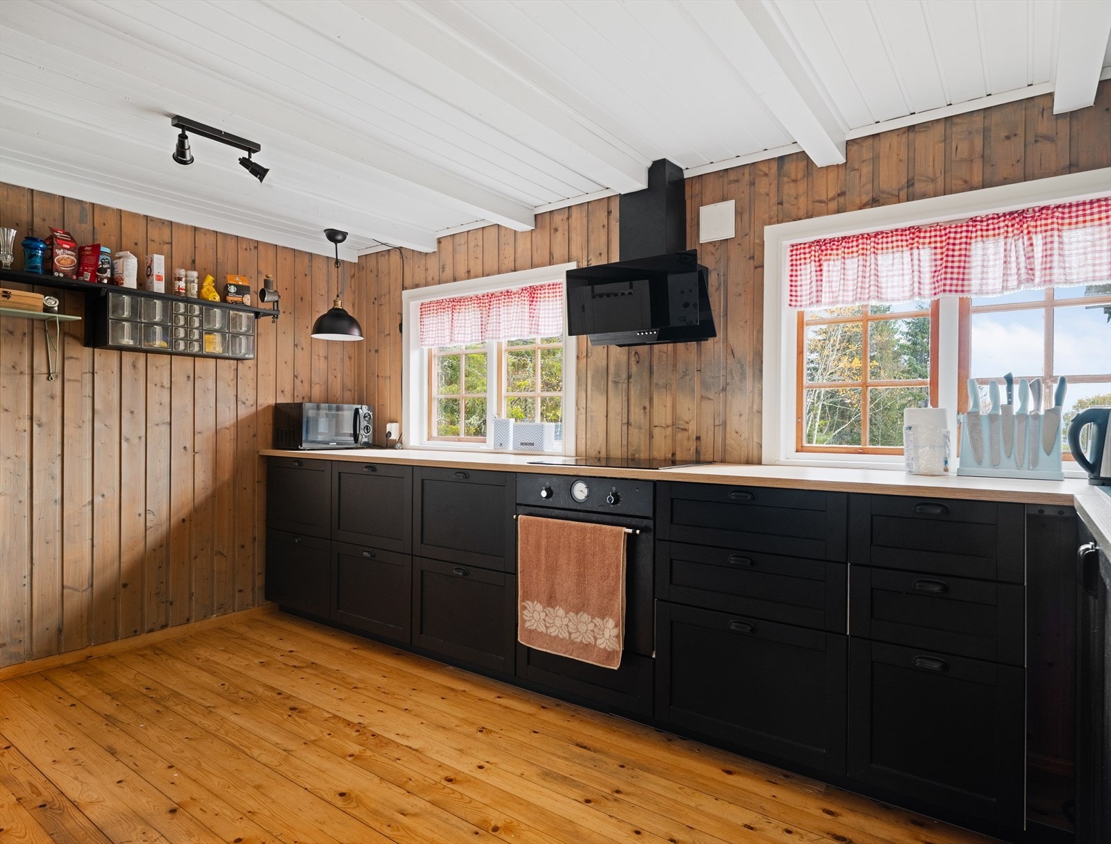 Stilfull kjøkken med gode oppbevaringsmuligheter Galleribilde