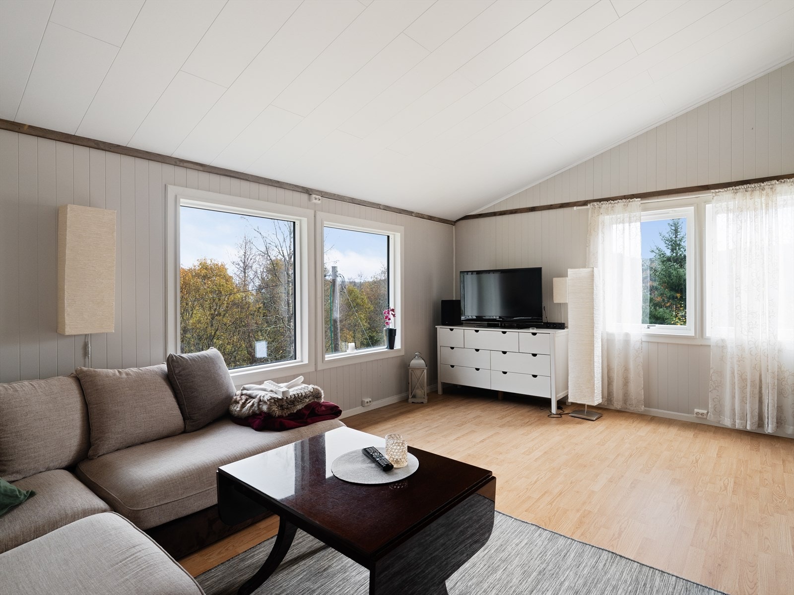 Hytta har flere soner, dette stuerommet er på hele 24 kvm Galleribilde